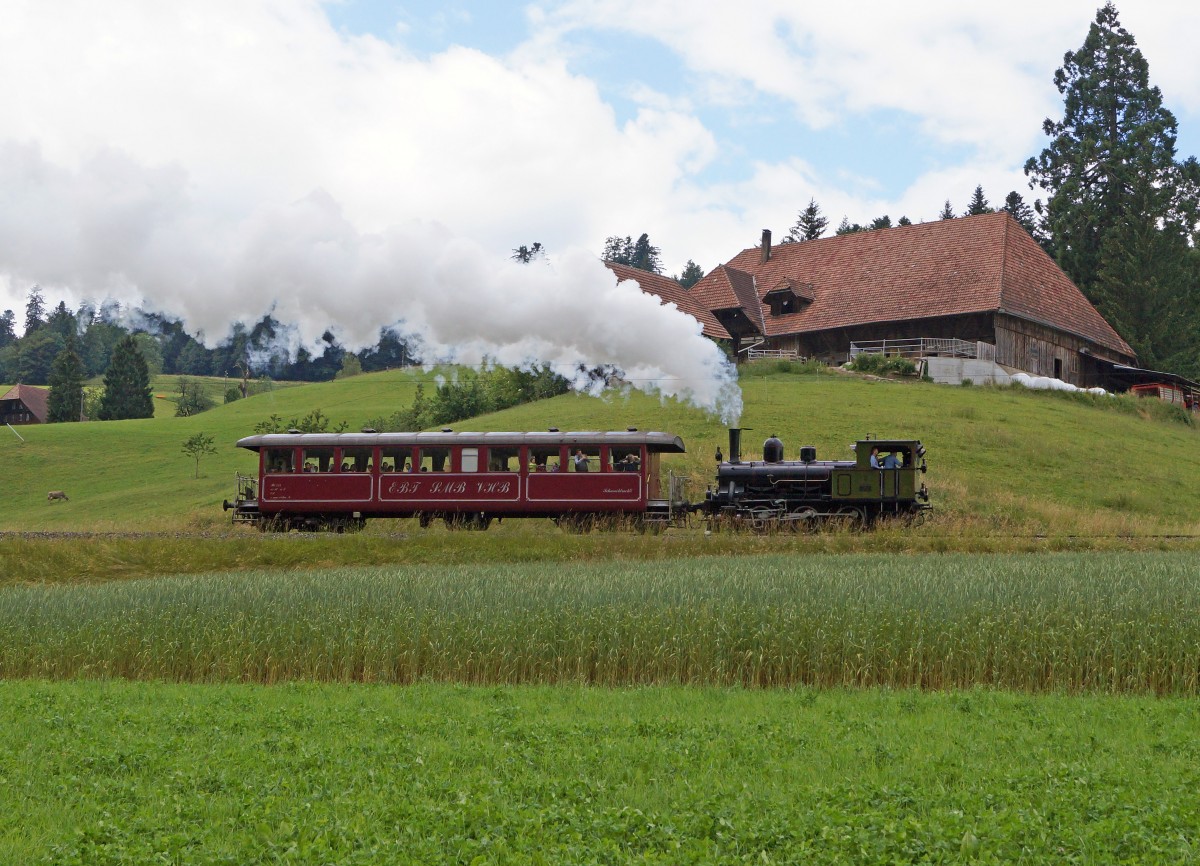DBB: Sonderzug mit der Ed 3/3 3 + Bi bei Griesbach (Sumiswald) am 20. Juni 2015. Der Dampfzug befährt den Streckenabschnitt Sumiswald-Huttwil, wo der Bahnbetrieb längst auf Busse umgestellt wurde.
Foto: Walter Ruetsch