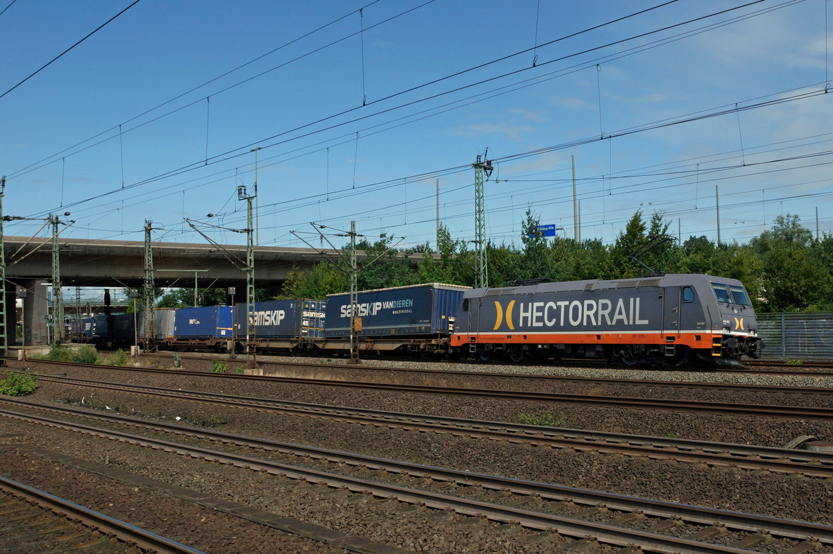 DB/HECTORRAIL: Der seltene G�terzug mit der 241.01 von HECTORRAIL anl�sslich der Bahnhofsdurchfahrt Hamburg-Harburg am 9. August 2016. 
Foto: Walter Ruetsch 
