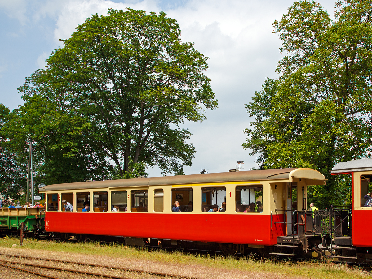 
Der 1.000 mm 1./2. Klasse KAB4i Schmalspur-Personenwagen 38 IBS (IBS = Interessengemeinschaft Brohltal-Schmalspureisenbahn), ex BOB AB 205, am 24.05.2015 im Bahnhof Brohl BE.

Der  Wagen wurde 1956 von SIG (	Schweizerische Industrie-Gesellschaft) für die BOB (Berner Oberland Bahn) gebaut

Technische Daten:
Spurweite: 1.000 mm
Anzahl der Achsen: 4
Länge über Puffer: 17.630 mm
Drehzapenabstand: 13.540
Eigengewicht: 14 t
Sitzplätze: 66
Kleinster befahrbarer Gleisbogen: R 75 m
Zugelassen für Steilstrecke (50 ‰ bei der Bohltalbahn)
