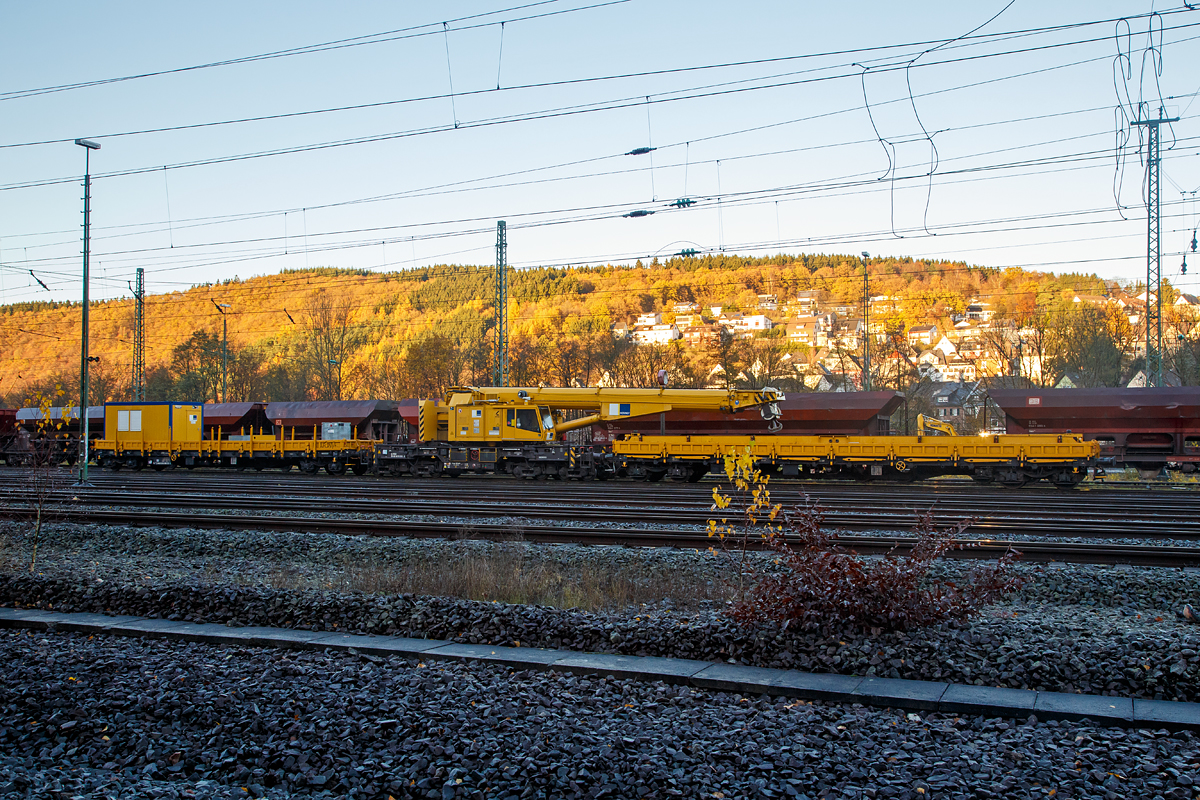
Der 125t - KIROW Gleisbauschienenkran KRC 810 T der Hering Bau (Burbach), Schweres Nebenfahrzeug Nr. D-HGUI 99 80 9419 010-0, abgestellt am 18.11.2016, mit den Schutzwagen der Gattung Res 072-1, links D-HGUI 33 80 3998 218-0 und rechts Links D-HGUI 33 80 3998 213-1, in Betzdorf/Sieg.

Der Kran wurde 2013 von KIROW in Leipzig unter der Fabriknummer MT2012170324 gebaut und an die Hering Bau geliefert. Die Hering Bau gehört in Deutschland zu den größten Eisenbahnkran-Dienstleistern, sie hat 10 eigene Krane.

Der 125-t-Eisenbahndrehkran wird für den Aus-und Einbau von schweren Betonweichen, Gleisjochen und Hilfsbrücken sowie für die Montage von Ingenieurbauwerken eingesetzt. Bei Havarien auf Bahnstrecken leistet er schnelle Hilfe zum Bergen schwerer Lasten.

Technische Daten
Eigengewicht: 128 t
Länge über Puffer: 13.000 mm
Achsanzahl: 8
Drehzapfenabstand: 8.000 mm
Drehzapfenabstand im Drehgestell 1 und 2: 2.300 mm
Achsabstand in den Einzeldrehgestellen: 1.100mm
Ergebene Achsabstände in m: 1,1 / 1,2 / 1,1/ 4,6 / 1,1 / 1,2 / 1,1
Achsfolge: 1'A'1A'A1'A1'
Achslast: 16,0 t
Motorleistung: 235 kW
Fahrgeschwindigkeit im Zugverband: 100 km/h
Fahrgeschwindigkeit mit Eigenantrieb: 19 km/h
zul. Anhängelast: -
Zugelassen als Schwerwagen für Streckenklasse: CS 05
kleinster befahrbarer Radius: 00 m

Tragfähigkeiten:
bei 0,00 m Ausladung vor Puffer, mit Schwerlastausrüstung: 125 t
bei 2,80 m Ausladung vor Puffer, ± 30°, abgestützt: 90 t
bei 2,80 m Ausladung vor Puffer, ± 20°, freistehend: 46 t 