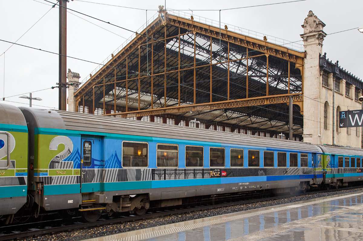 
Der 2. Klasse Corail Téoz Wagen bzw. IC-Wagen (seit 2012 bezeichnet SNCF Corail Téoz als Intercity) der Gattung B9tu, UIC-Wagennummer  F-SNCF 50 87 29-74 231-4, der SNCF am 25.03.2015 im Bahnhof Marseille St-Charles. Diese Wagen sind für eine Höchstgeschwindigkeit von 160 km/h zugelassen.

TECHNISCHE DATEN:
Spurweite: 1.435 mm
Anzahl der Achsen: 4 (in zwei Drehgestelle)
Länge über Puffer: 26.400 mm
Drehzapfenabstand : 18.300 mm
Achsabstand im Drehgestell: 2.560 mm
Eigengewicht: 42,0 t
Zul. Höchstgeschwindigkeit: 160 km/h 
Sitzplätze: 74