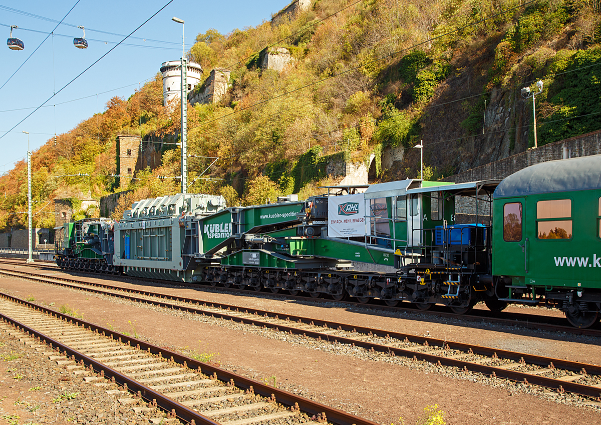 
Der 24-achsiger Tragschnabelwagen TSW 348 der Kübler Spedition, UIC 83 54 9964 002-6 CZ ELBA Uaai (eingestellt über ELBA Logistik GmbH) beladen mit einem 300 t schweren (ohne Ölfüllung) 300 MVA Transformator von General Electric ist am 13.10.2018 beim Bahnhof Koblenz-Ehrenbreitstein, mit dem Begleitwagen zum Tragschnabelwagen D-ELBA 56 80 89-40 305-5  WGSmk 855, abgestellt. Mit Ölfüllung würde der Trafo sogar in der Transportstellung 353 t wiegen und könnte dann nicht mehr mit diesem Wagen gefahren werden. 

Der Tragschnabelwagen wurde 2016 von Kübler gebaut.

TECHNISCHE DATEN des TSW 348 (laut Anschriften):
Spurweite: 1.435 mm (Normalspur)
Anzahl der Achsen: 24 in 6 Drehgestellen á 4 Achsen
Gattung/Bauart: Uaai 
Länge über Puffer: 44.350 mm (Leerfahrt) / 55.500 mm (mit Trafo)
Drehzapfenabstand zwischen den Drehgestellen: 6.000 mm
Eigengewicht: 176 t
Maximale Ladegewicht: 358 t
Max. Achslast: 24 t 
Höchstgeschwindigkeit: 90 km/h (Leerfahrt) / 65 km/h (Beladen)
Kleinster befahrbarer Gleisbogenhalbmesser: 75 m (bei Außen Führung), 150 m ( bei Innen Führung)
Bremse: KE-GP LL (6x DRV 2A-450)
Zulassungen für: CZ, SK, D, CH, S
