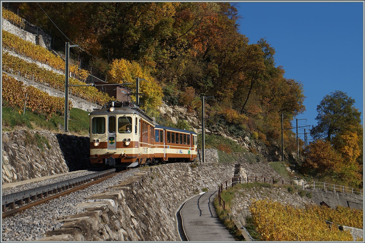 Der A-L BDeh 4/4 N° 302 an der nun schon bekannte Fotostelle oberhalb von Aigle. 
1. Nov. 2015