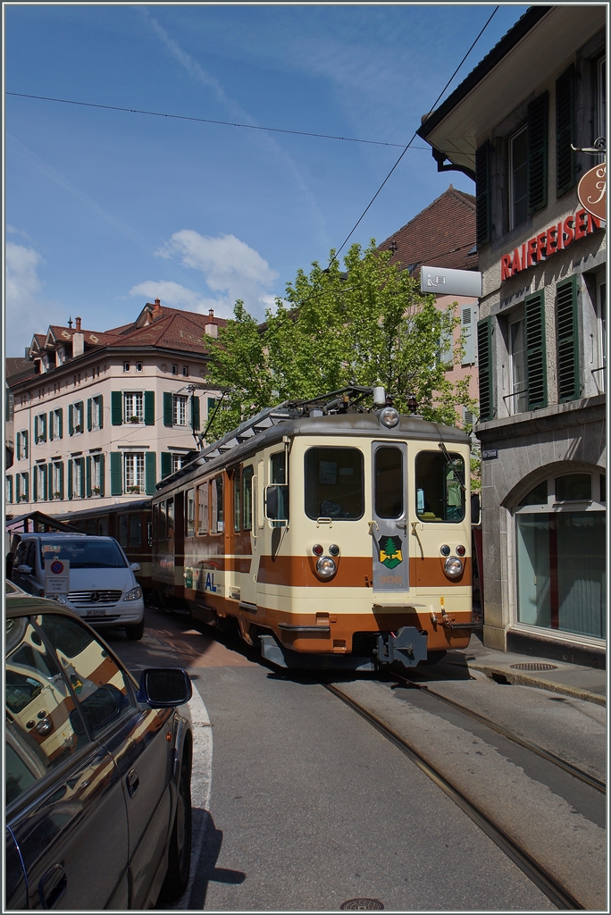 Der A-L Regionalzug 235 auf der Fahrt nach Leysin bei der hindernisreichen Fahrt durch die Altstadt von Aigle.
9. Mai 2015