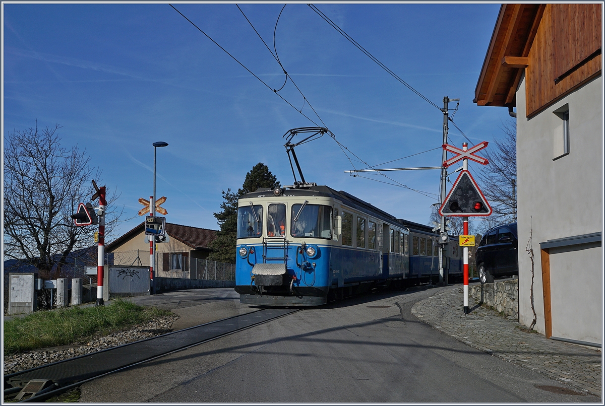 Der ABDe 8/8 4001 SUISSE verlässt nach seinem Halt Planchamp. 

16. Jan. 2019 