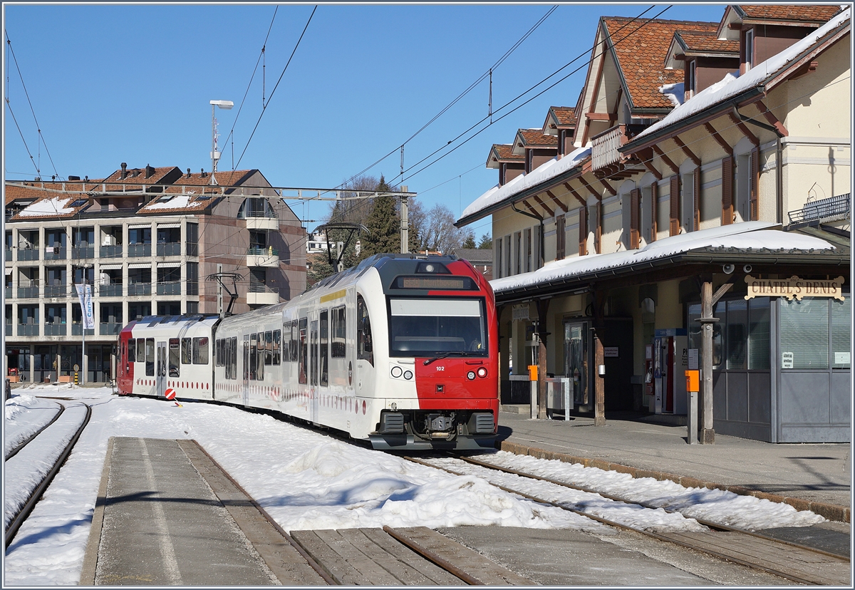 Der ABe 2/4 + B + Be 2/4 102 erreicht als S 50 von Palézieux kommend Châtel St-Denis.

15. Feb. 2019