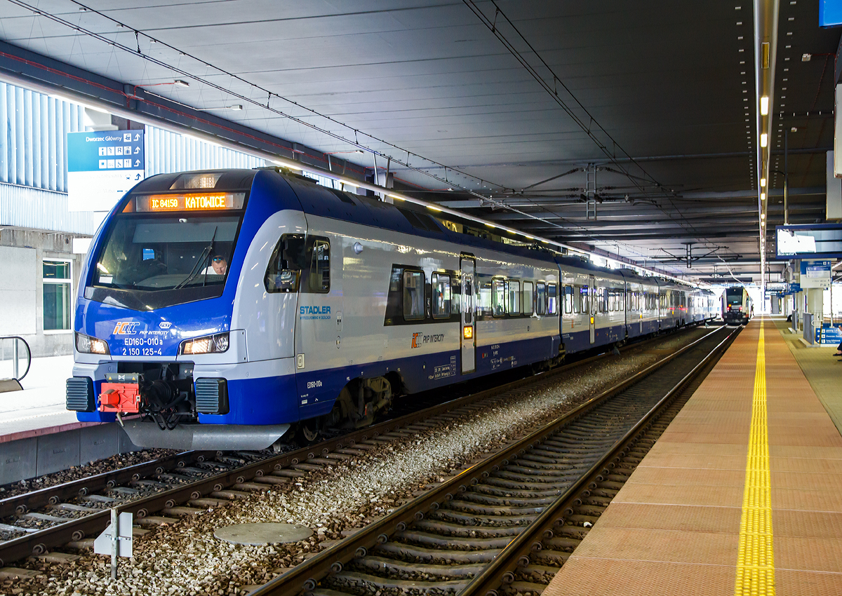 
Der achtteilige Stadler Flirt 3, ED160-010 (2 150 125 -4) der PKP IC (Polskie Koleje Państwowe) am 25.08.2017 als IC 84150 nach Katowice im Hbf Posen (Poznań Gł�wny).

Im November 2013 bestellte PKP Intercity 20 achtteilige Elektro-Mehrfach-FLIRTs von dem Lieferkonsortium Stadler Polska Sp. zoo. und Newag SA. Stadler wird auch f�r die technische Wartung der Fahrzeuge f�r 15 Jahre verantwortlich sein. Die Z�ge sind f�r die IC-Verbindungen Warschau, Szczecin, Gdynia, Olsztyn, Kattowitz und Krakau. 

Die Triebz�ge sind f�r eine Geschwindigkeit von 160 km/h ausgelegt und mit ETCS Level 2 ausgestattet. Die Z�ge, die v�llig barrierefrei sind, verf�gen �ber erste und zweite Klasse Abteile, sowie ein Bistro. Der gro�z�gige, klimatisierte Innenraum erm�glicht es den Fahrg�sten, bequem zu reisen. Ein visuelles und akustisches Fahrgastinformationssystem bietet Reisenden relevante Informationen.

Die beiden Fahrzeugenden ruhen auf den Triebdrehgestellen, dann folgen 3 Jakobs-Drehgestelle, das Ende des 4. und der Anfang des 5. Wagenteils ruhen jeweils auf einem Lauf-Drehgestell.

TECHNISCHE DATEN:
Anzahl der Fahrzeuge: 20
Baujahr/Inbetriebnahme: 2015
Spurweite: 1.435 mm (Normalspur)
Achsanordnung: Bo '2' 2 '2' 2 '+ 2' 2 '2' 2 'Bo'
L�nge �ber Kupplung: 152.900 mm
Fahrzeugbreite: 2.820 mm
Fahrzeugh�he: 4.120 mm
Leergewicht: 257 t
Achsabstand in den Motor-Drehgestellen (2 St�ck): 2.500 mm
Achsabstand in den Jacobs-Drehgestellen (6 St�ck): 2.700 mm
Achsabstand in den Lauf-Drehgestellen (2 St�ck): 2.500 mm
Treibraddurchmesser (neu): 920 mm
Laufraddurchmesser (neu) der Jacobs-Drehgestelle: 760 mm
Laufraddurchmesser (neu) der Lauf-Drehgestelle: 920 mm
Dauerleistung am Rad: 2.000 kW
Max. Leistung am Rad: 3.000 kW
H�chstgeschwindigkeit: 160 km/h
Stromsystem: 3 kV DC
Startbeschleunigung, brutto: 0,6 m/s�
Sitzpl�tze: 60 Erste Klasse / 294 Zweite Klasse + 6 Klappsitze