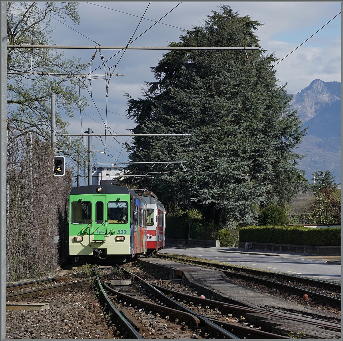 Der AOMC Regionalzug 32 erreicht Monthey-Ville.
7. April 2016