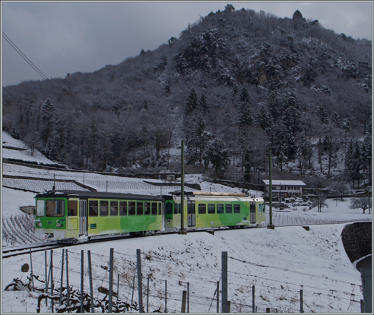 Der ASD Regionalzug 427 von Les Diablerets nach Aigle kurz vor seinem Ziel in den leicht verschneiten Rebbergen von Aigle. 
2. Februar 2015