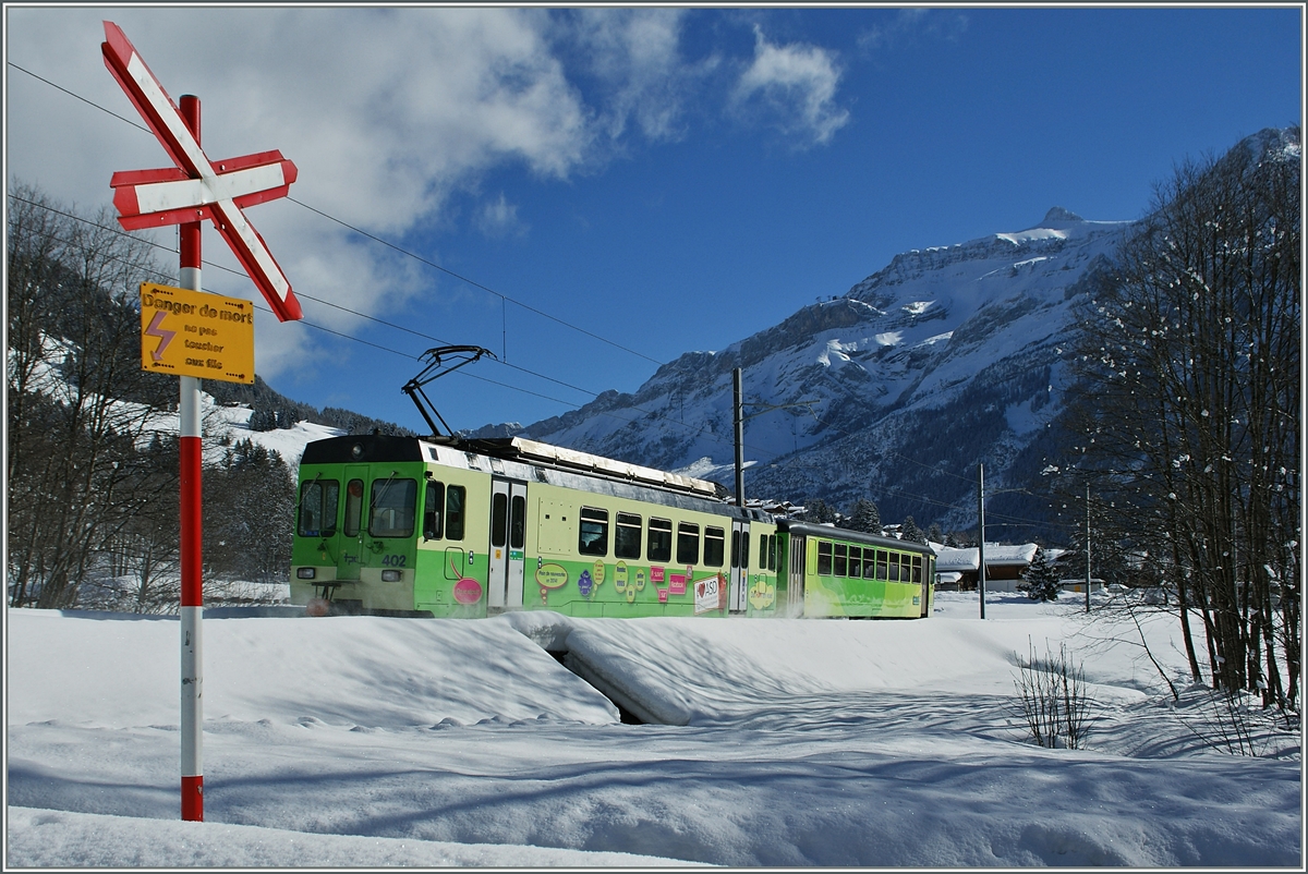 Der ASD Regionalzug 428 bestehend aus dem f�hrenden Bt 432 und dem schiebenden BDe 4/4 402 erreicht in K�rze Les Diablerts. 
11. Feb. 2014