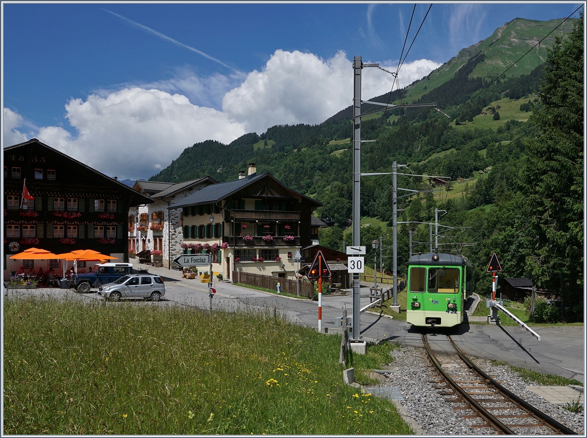 Der ASD Regionalzug 436 erreicht Vers l'Eglise. 
6. Juli 2016