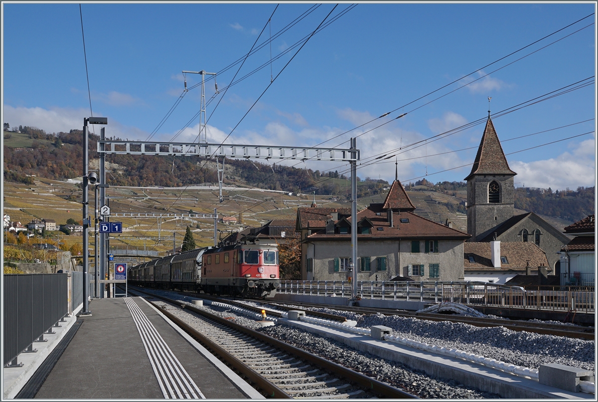 Der Bahnhof von Cully wird umgebaut und die SBB Re 4/4 II 11325 (Re 420 325-3) fährt mit ihrem Güterzug über das am Wochenende 6/7. 11 (Vollsperrung) eingerichtete neue Gleis 3. 

8. November 2021