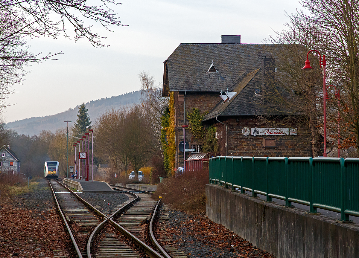 
Der Bahnhof Daaden am 13.02.2015, Endpunkt der 10 km lange Daadetalbahn (KBS 463) zwischen Betzdorf und Daaden. 
Gerade erreicht ein GTW 2/6 der Hellertalbahn als RB 97  Daadetalbahn  die Endstation.