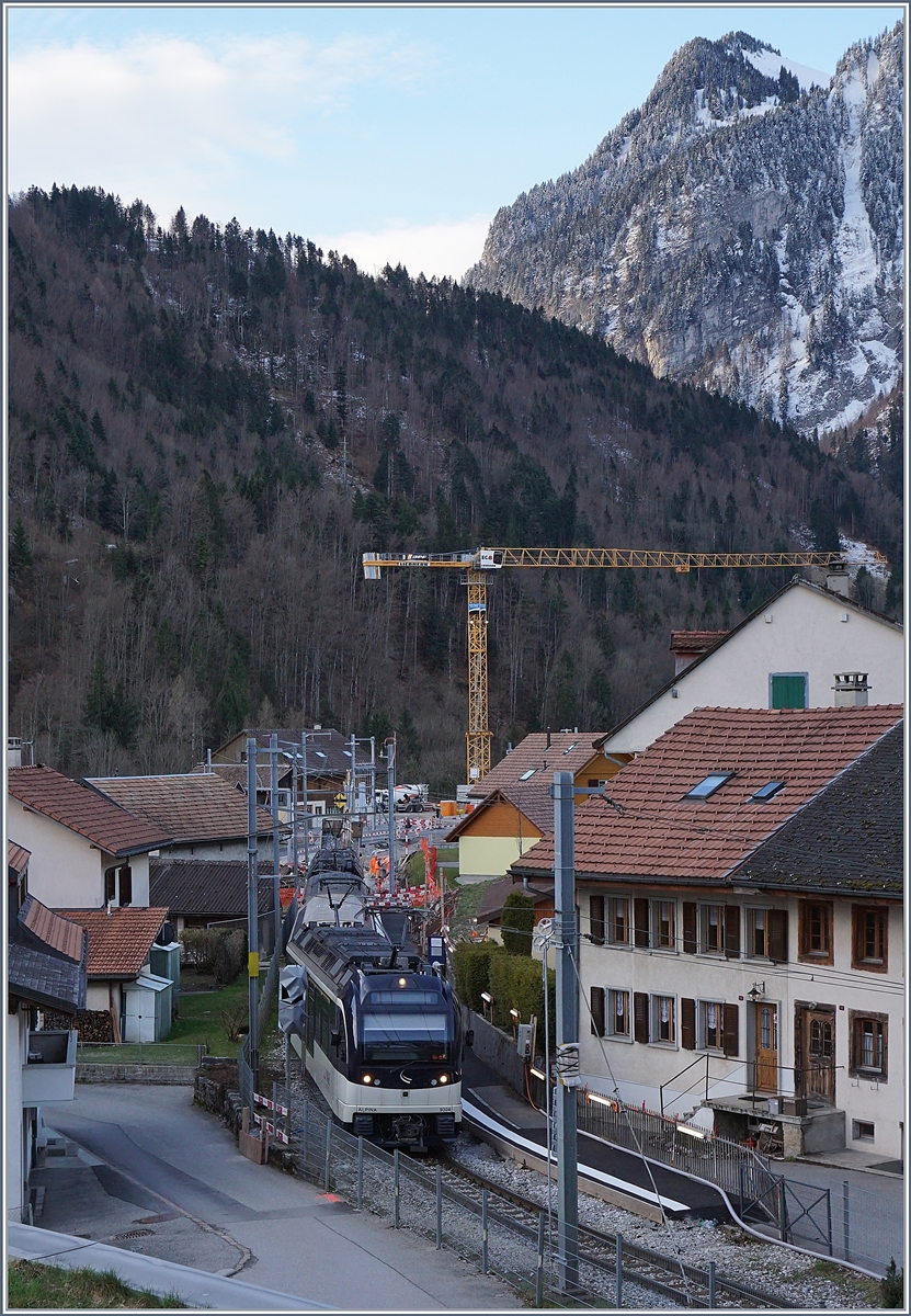 Der Bahnhof Montbovon auf der Strecke Montreux Zweisimmen gehört der TPF. Als diese den Bahnhof Montbovon im Frühjahr 2018 gründlich umbaute, war die MOB Strecke unterbrochen. Während von Osten her die Bahnersatzbus bis Montbovon fuhren, errichtete die MOB westlich des TPF Bahnhofs einen eigenen  Bahnhof , bzw. eine Bahnsteigkante. Somit konnten die Züge ab Montreux immerhin bis Montbovon fahren und auf einen wenig sinnvollen Busersatz konnte verzichtet werden. Im Bild der MOB ABe 4/4 9304  Alpina  der mit einem Zug nach Montreux auf die Abfahrt wartet. Gut zu sehen der im Hintergrund im Umbau befindliche Bahnhof von Montbovon.  

 2. April 2018