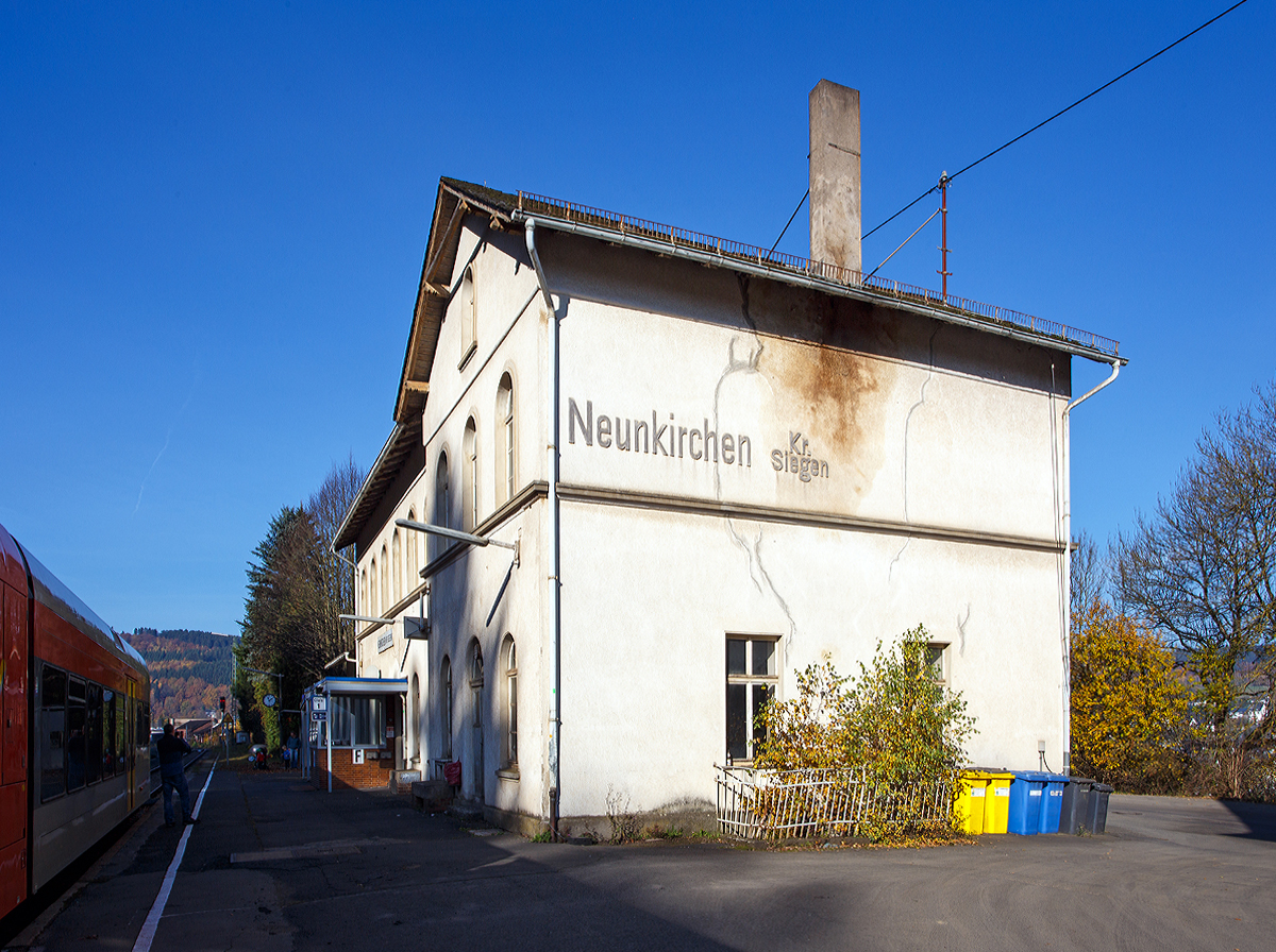 
Der Bahnhof Neunkirchen (Kr. Siegen) und ehem. Empfangsgebäude am 01.11.2015, in dem Vorbau ist das Stellwerk Fahrdienstleiter.