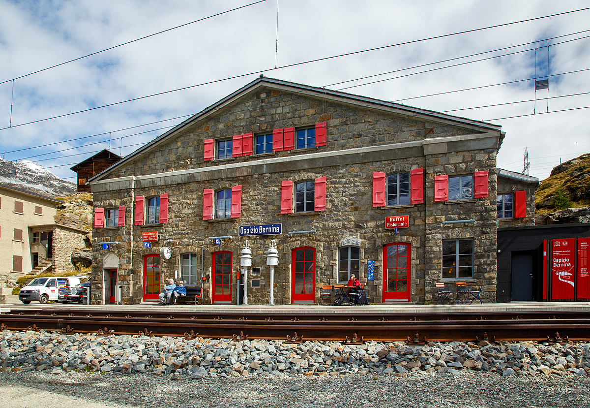 Der Bahnhof Ospizio Bernina (Bernina Hospiz) bei wundersch�nen Wetter am 13.09.2017. Er ist mit 2256 m �. M. (laut Tafel, andere Quelle schreiben 2253 m) die h�chstgelegene Bahnstation im Netz der Rh�tischen Bahn.  