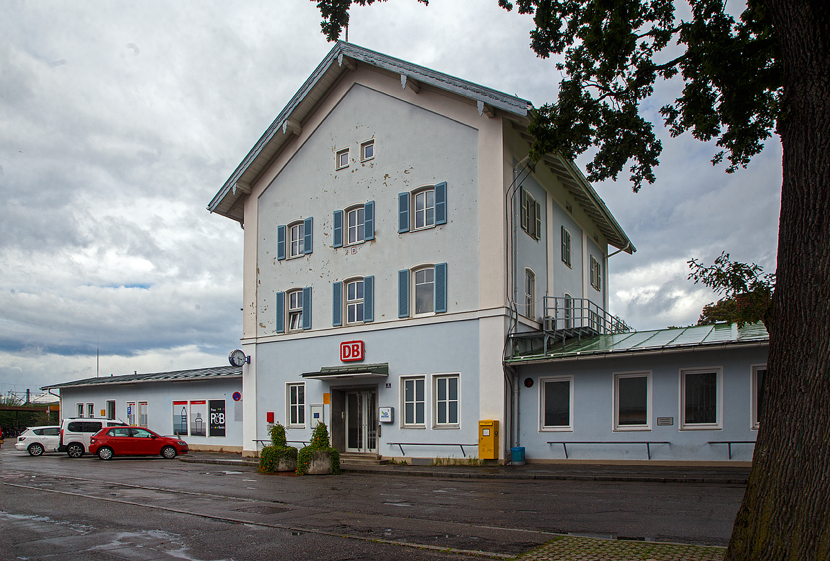 Der Bahnhof Prien am Chiemsee am 11.09.2022 von der Stra�enseite.

Der im Jahr 1860 er�ffnete Bahnhof Prien am Chiemsee ist der gr��te Bahnhof des bayerischen Marktes Prien am Chiemsee. Er ist ein Trennungsbahnhof und liegt an der Bahnstrecke Rosenheim–Salzburg (KBS 951) und ist Ausgangspunkt der Chiemgaubahn von Prien nach Aschau (KBS 952). Direkt neben dem Bahnhof (hier im Bild hinter dem Bf) liegt der Bahnhof der meterspurigen Chiemsee-Bahn (nach Prien-Stock). Der Bahnhof hat vier Bahnsteiggleise und wird t�glich von ungef�hr 85 Z�gen der Deutschen Bahn und der Bayerischen Regiobahn bedient. 

Die K�niglich Bayerischen Staatseisenbahnen er�ffneten den Bahnhof Prien am 7. Mai 1860 mit der Bahnstrecke Rosenheim–Traunstein, am 1. August 1860 wurde die Strecke bis nach Salzburg verl�ngert. Am 18. August 1878 nahmen die Bayerischen Staatsbahnen die Bahnstrecke nach Aschau in Betrieb, der Bahnhof wurde zum Trennungsbahnhof. Prien war eine Dienststelle an der Strecke Rosenheim–Salzburg und verf�gte �ber eine eigene Bahnmeisterei.  Am 9. Juli 1887 wurde mit der Chiemseebahn eine weitere in Prien am Chiemsee beginnende Bahnstrecke er�ffnet, in diesem Zug wurde der heute denkmalgesch�tzte k�nigliche Wartepavillon am Bahnhof Rimsting abgebaut und neben dem Bahnhofsgeb�ude in Prien neu errichtet. Um 1900 wurde ein eigener Bahnhof f�r die Chiemseebahn eingeweiht. Kurz darauf legte man einen Personentunnel an, der den neuen Bahnhof mit den Bahnsteigen verband.
