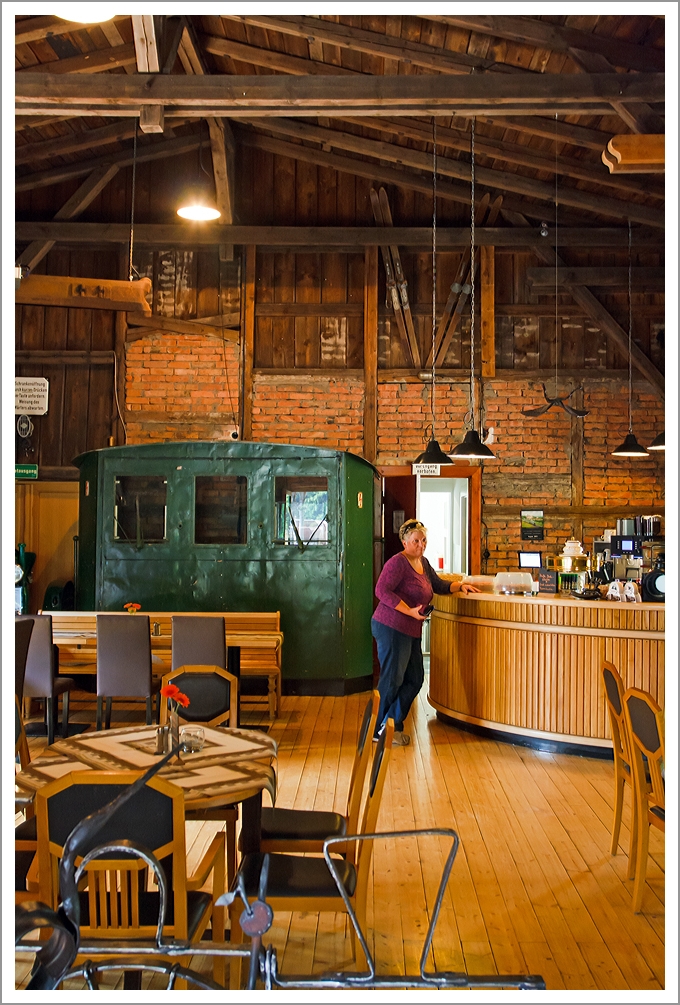 Der Bahnhof Rennsteig am 24.08.2013, Blick in den ehem. G�terschuppen, heute als  Gleis 1  eine Erlebnisgastronomie.