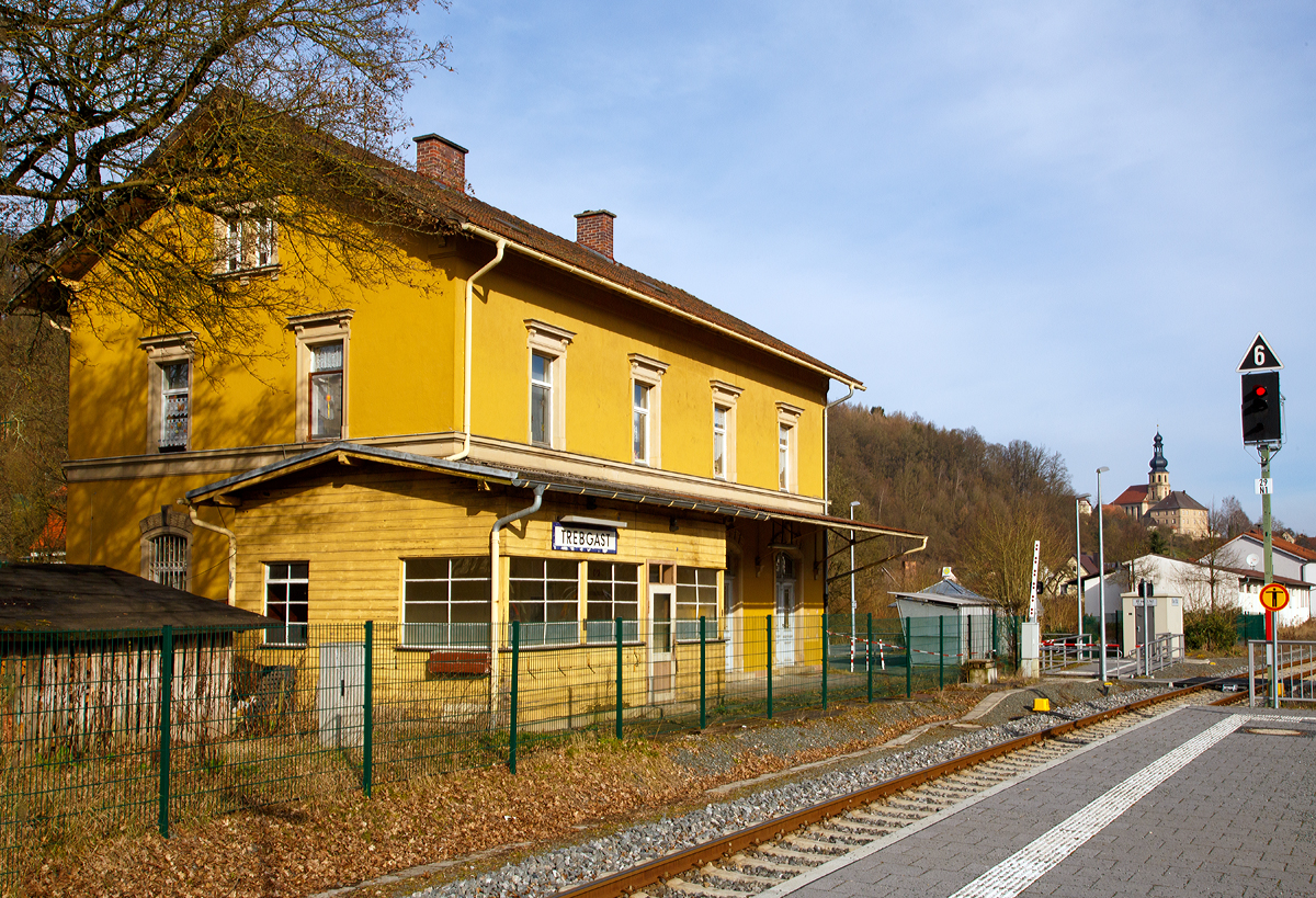 
Der Bahnhof Trebgast in Oberfranken und das ehem. Empfangsgebäude am 27.03.2016.