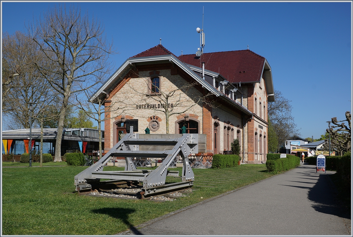Der Bahnhof von Unteruhldingen, Endpunkt der 2,53 km langen Stichstrecke von Oberuhlgingen -Mühlhofen (heute Uldingen-Mühlhofen) und hätte eigentlich in Richtung Meersburg - (Konstanz)weiterführen sollen. Die Strecke wurde am 2. Okt. 1901 eröffnet und am 31. Oktober 1950 stillgelegt. 

24. April 2017
