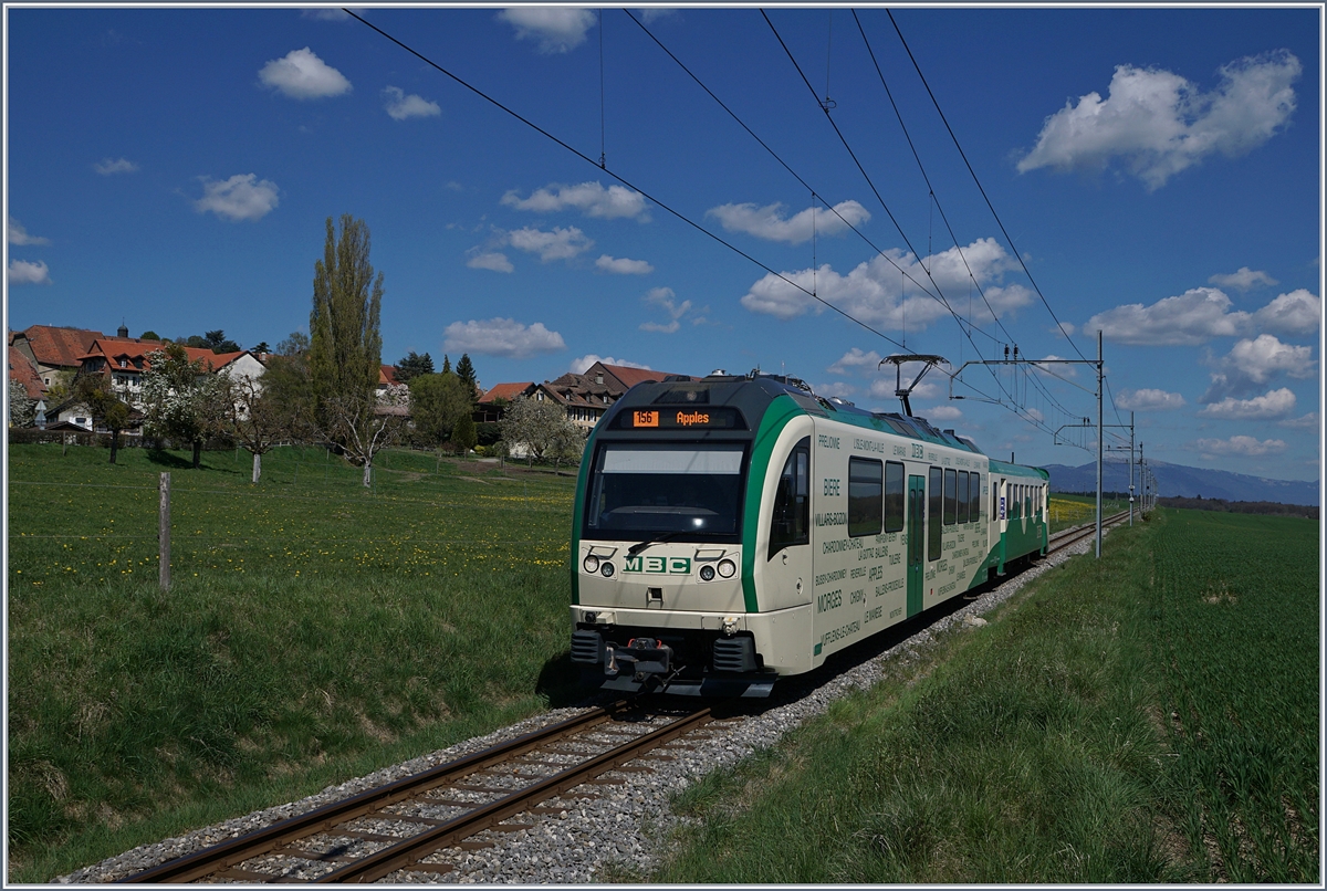 Der BAM MBC Be 4/4 35 mit seinem Bt 54 bei Pampigny Sévery.
10. April 2017
