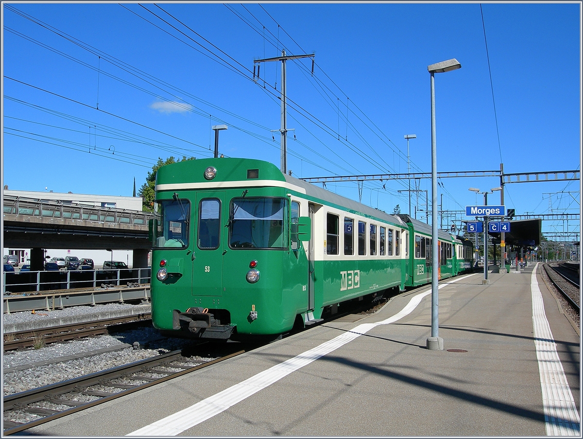 Der BAM Regionalzug 130 mit dem Bt 53 an der Spitze einem Zwischenwagen und dem schiebenden Be 4/4 11 verlässt Morges.
3. Okt. 2016