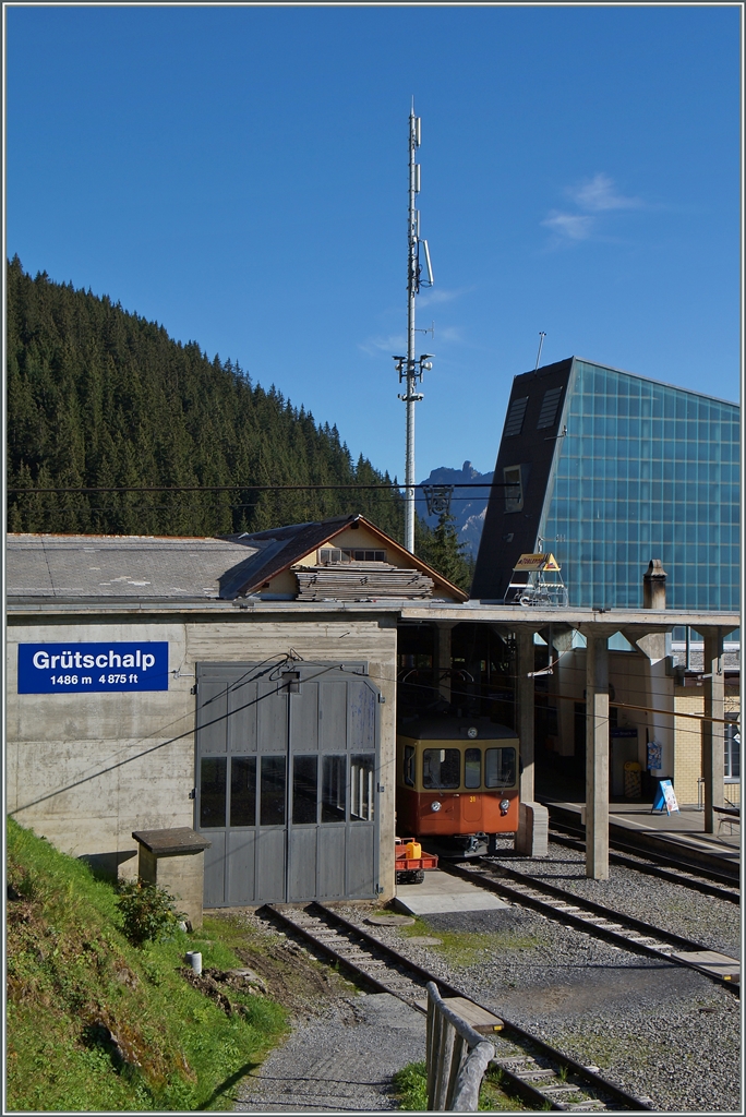Der BLM Be 474 N° 31 wartet im zweckmässig gebauten Bahnhof von Grütschalp auf den nächsten Einsatz.
28. August 2014