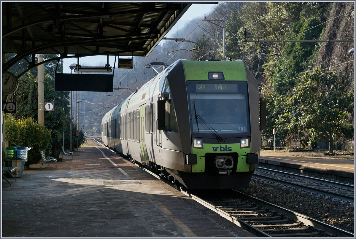 Der BLS RABe 535 103 als RE 4272 Domodossola - Bern beim Halt in Preglia.
7. Jan. 2017