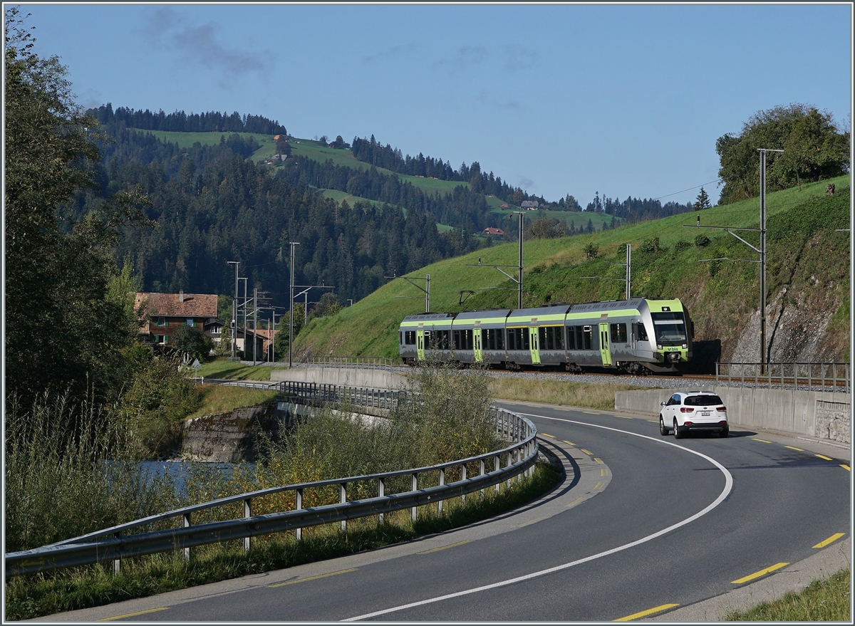 Der BLS RABe 535 119  Lötschberger  fährt kurz vor Trubschachen der Iflis entlang in Richtung Luzern. 

30. Sept. 2020