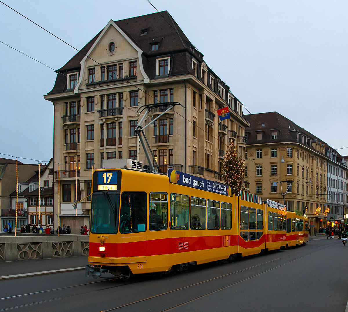 Der BLT (Baselland Transport AG) Triebwagen Be 4/8 251 gekuppelt mit Be 4/6 231 f�hrt am 29.12.2017, als Linie 17 (Ettingen Bahnhof – Schiffl�nde), �ber die Mittlere Br�cke in Basel.

Dieser Generation von Motorwagen Be 4/6 und 4/8 201-266 wurde zwischen 1978-1981 von der Schindler Waggon AG in Pratteln (elektrische Ausr�stung von Siemens), eigentlich alle als zweiteilige Sechsachser gebaut, und wurden teilweise zwischen 1987–1999 zu Achtachsern mit einem niederflurigem Mittelteil und einem  Laufdrehgestell, zum Be 4/8 erweitert. Die Be 4/6 laufen nur noch als gef�hrte Triebwagen.

TECHNISCHE DATEN:
Hersteller: Schindler Waggon AG, Pratteln
Elektrische Ausr�stung: Siemens
Spurweite: 1.000 mm (Meterspur)
Achsfolge:  B'2'B' (Be 4/6) / B'2'2'B' (Be 4/8)
L�nge �ber Kupplung:19.970 mm	(Be4/6) / 26.170 mm (Be4/8)
Breite: 2.200 mm
H�he: 3.300 mm
Achsabstand im Triebdrehgestell: 1.750 mm
Achsabstand im Laufdrehgestell: 1.700 mm
Eigenewicht: 25.400 kg / 32.100 kg
H�chstgeschwindigkeit: 65 km/h
Motoren:2 Siemens Typ 1KB 2021-7MC02 mit je 150 kW Leistung
