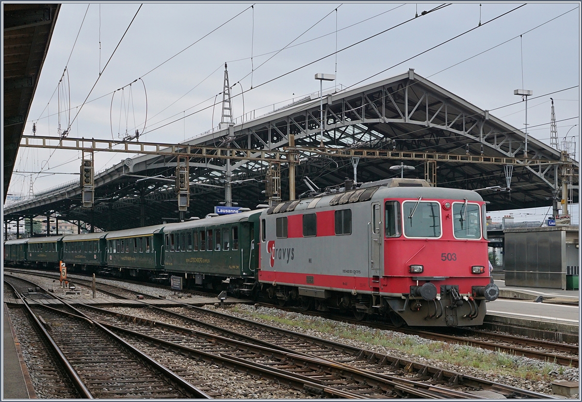 Der Bonus bei den meisten Dampfzugfahrten: die Nachschiebende (Sicherheits)-Lok, hier die TRAVYS Re 4/4 II 503.
Lausanne, den 24. Juni 2017