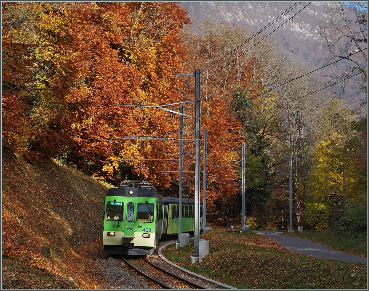 Der bunte Herbstwald kurz vor Verchiez stellt sogar den nicht gerade farblosen ASD Regionalzug in den Schatten.
4. Nov. 2015