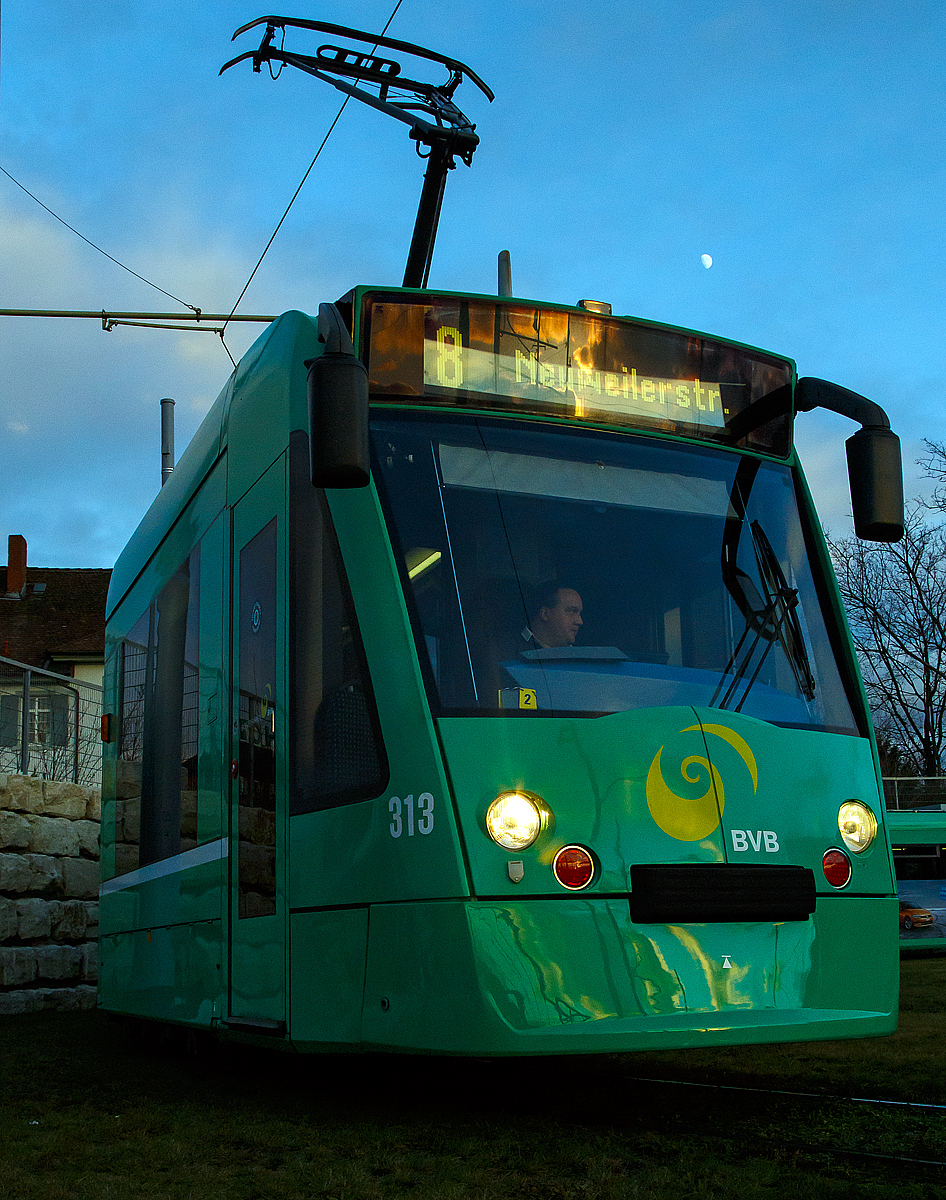 
Der BVB Be 6/8 313, ein siebenteiliger Siemens Combino der Basler Verkehrs-Betriebe als Linie 8, windet sich am 28.12.2017 in Weil am Rhein durch die Wendeschleife. 