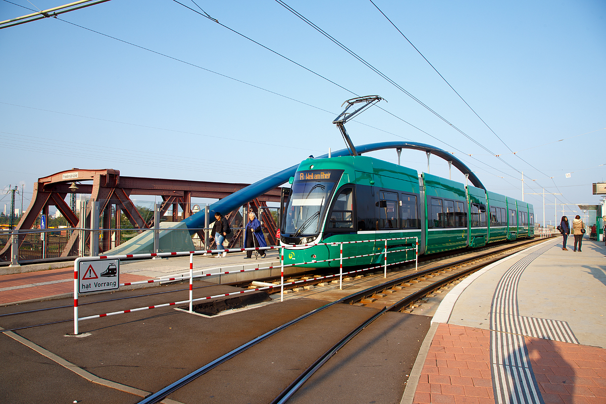 
Der BVB Be 6/8 5007 ein siebenteiliger Bombardier FLEXITYBasel (auch Bombardier Flexity 2), Baujahr 2015, erreicht am 24.09.2016 als Line 8 die Endstation Weil am Rhein Bahnhof/Zentrum, welches sich auf der neugebauten Stra�enbahnbr�cke, direkt neben der Friedensbr�cke, befindet.  

Seit dem Fahrplanwechsel am 14. Dezember 2014 f�hrt die Tramlinie 8 auf einer Neubaustrecke �ber ihrem fr�heren Endpunkt Kleinh�ningen in Basel hinaus durch Friedlingen zum Bahnhof Weil am Rhein, wo seitdem ferner die s�dlichste Stra�enbahnhaltestelle Deutschlands liegt.

Die Linie 8 wurde �ber  Friedlingen bis zum Bahnhof von Weil am Rhein verl�ngert und ging zum Fahrplanwechsel am 14. Dezember 2014 in Betrieb. Dies ist seit 47 Jahren wieder die erste grenz�berschreitende Tramlinie der BVB.  Die Wendeschleife ist am Europaplatz. Die 2,8 km lange Neubaustrecke hat, inklusive zweier neu gebauter Br�cken, 104 Millionen Franken gekostet.

Zum hier gezeigten Fahrzeug:
Dieses FLEXITY-Tram wurde eigens f�r die Stadt Basel von Bombardier  in Wien weiterentwickelt, um ein eigenst�ndiges Fahrzeugdesign zu schaffen, das die kulturelle Vielfalt der Stadt treffend zum Ausdruck bringt. Es gibt sie als f�nfteilige Be 4/6 6001–6017 und wie hier als siebenteilige Be 6/8 5001–5044 Variante, alles sind Niederflur-Einrichtungs Fahrzeuge.

F�r die Basler ist das „Dr�mmli“ eine Herzensangelegenheit – der �ffentliche Verkehr hat hier eine enorme Bedeutung und eine lange Tradition. Dies verpflichtet zu einem Raumkonzept, das voll und ganz auf die Kundenbed�rfnisse ausgerichtet ist. Das Tram schafft durch Niederflurbauweise, breite G�nge, gro�e Fenster und verglaste T�ren ein sicheres, ger�umiges und offenes Ambiente und erm�glicht den Fahrg�sten vor allem: die freie Sicht auf die Sch�nheiten von Basel.

TECHNISCHE DATEN (Be 6/8):
Spurweite: 1.000 mm
Achsfolge:  B'2'B'B'
Fahrzeugl�nge:  43.260 mm
H�he: 3.700 mm
Breite: 2.300 mm
Fu�bodenh�he �ber SO: 320 mm (im Einstiegsbereich) / sonst 365 mm
Niederfluranteil: 100 %
Anzahl der T�ren: 8
T�rbreite: 1.300 mm (6x) / 800 mm (2x)
Raddurchmesser: 600 mm (neu) / 520 mm (abgenutzt) 
Minimaler horizontaler Kurvenradius: 11,8 m
Minimaler vertikaler Kurvenradius: 300 mm
Eigengewicht: 56,9 t
Max. Achslast: 11 t
Fahrdrahtnennspannung: 600 VDC mit Energier�ckspeisung
Anzahl der Antriebe:  6 Drehstrom-Asycnchronmotoren (Fl�ssigkeitsgek�hlt)
Motorleistung: 6 x 105 kW = 630 kW
Anzahl der Drehgestelle: 3 Trieb- und 1 Laufdrehgestell 
Magnetschienenbremse: 6 / 8 X 76 kN
H�chstgeschwindigkeit: 70km/h (Betrieblich 65 km/h)
Durchschnittliche Beschleunigung (4P/m� beladen): 0,64 m/s�
Verz�gerung (4P/m� beladen): 1,3 m/s� (Betriebsbremse) / 2,5 m/s� (Gefahrenbremse)
Max. befahrbare Steigung:  80‰
Sitzpl�tze: 81 
Stehpl�tze (4 Personen/m�): 174
