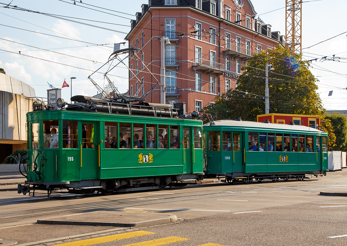 Der BVB Motorwagen Be 2/2 190 mit dem C3-Anh�nger 1303 (ex 703) f�hrt am 25.09.2016 von Basel SBB weiter in Richtung Aeschengraben.

Der Motorwagen 190 wurde 1927 und der C3-Anh�nger 1303 (ex 703) wurde 1933 von Schweizerische Industrie-Gesellschaft (SIG) in Neuhausen gebaut.

TECHNISCHE DATEN Be 2/2 Motorwagen 190:
Spurweite: 1.000 mm
Achsfolge:  B'
L�nge �ber Puffer:  9.480 mm
H�he: 3.840 mm
Breite: 2.200 mm 
Achsabstand : 3.000 mm
Treibraddurchmesser : 810 mm
Eigengewicht : 15.200 Kg.
Sitz- / Stehpl�tze: 16 / 43 (59 Gesamt)
Anzahl der Antriebe:  2 vom Typ BBC GTM 132 (seit 1933)
Motorleistung: 2 x 74 PS
Stromabnehmer: BBC-Scherenpantograf (seit 1931)
Kupplung: halbautomatische +GF+-Kupplungen (seit 1950)
Fahrdrahtnennspannung: 600 V DC

TECHNISCHE DATEN C3-Anh�nger:
L�nge �ber Puffer: 11.180 mm
Breite: 2.200 mm
H�he:  3.235 mm
Achsabstand: 2 x 2.500 mm = 5.000 mm
Eigengewicht:  7.400 kg
Sitz/Stehpl�tze: 26 / 62 = 88 Gesamt
Kupplung: halbautomatische +GF+-Kupplungen (seit 1950)
