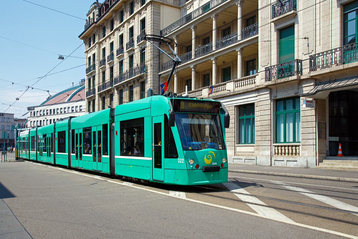 Der BVB Motorwagen Be 6/8 – 322, ein siebenteiliger Siemens Combino Niederflur-Gelenktriebwagen, erreicht am 07.06.2015, als Linie 7 (Weil am Rhein – Neuweilerstrasse), die Haltestelle Basel Bahnhof SBB.

Das Fahrzeug ist ein siebenteiliger Gelenkmotorwagen, bestehend aus einem Kopfmodul mit Triebfahrwerk, gefolgt von einem Mittelmodul, Lauffahrwerk-Modul, Mittelmodul, Triebfahrwerkmodul, Mittelmodul, Endmodul mit Triebfahrwerk. Entwickelt und gebaut wurden sie von Siemens Duewag Schienenfahrzeuge GmbH in Krefeld. Von den Be 6/8 sind 28 Wagen im Einsatz. 

Der Wagen ist 100% niederflurig und aus Aluminiumprofilen gefertigt. Der Antrieb geschieht �ber Drehstrom-Asynchronmotoren. Diese moderne Antriebsart erm�glicht es, Bremsenergie in die Fahrleitung zur�ckzuspeisen. Wegen der f�r Basel typischen Weichensteuerung liegt der Stromabnehmer auf dem vordersten Modul. Die Fahrzeuge sind mit Klimaanlage ausger�stet und verf�gen zur L�rmminderung �ber eine Spurkranzschmierung der ersten Achse. Auf den Einbau von Videoger�ten gegen Vandalismus wurde (vorerst noch) verzichtet. Der Basler Combino verkehrt stets als Alleinfahrer. Dank einem Vertrag mit dem Hersteller betreffend Ersatzteillieferung konnte auf eine (teure) Ersatzteillagerung verzichtet werden.

Das neue Fahrzeug l�utete eine neue Epoche bei den BVB ein: Erstmals fuhr ein vollst�ndig niederfluriges Tram. Dank breiten T�ren und fehlenden Einstiegsstufen erhoffte man sich eine k�rzere Aufenthaltsdauer an Haltestellen. Nach den ersten Jahren Betrieb hat sich gezeigt, dass die Verf�gbarkeit der Fahrzeuge noch nicht so optimal ist wie erw�nscht, dass der Rad- und Schienenverschlei� deutlich gr�sser ist als angenommen und dass erhoffte Fahrplanverbesserungen auch wegen reger Benutzung durch Kinderwagen nicht realisiert werden konnten. Die Laufeigenschaften entsprechen naturgem�� denen eines Zweiachsfahrzeugs - zumindest bis vor der Sanierung - und erreichen nicht den Komfort eines Wagens mit Drehgestellen. Die elektronische Liniennummer- und Fahrzielanzeige ist bei Sonneneinstrahlung schlecht lesbar, weshalb unter der Frontscheibe eine zus�tzliche, herk�mmliche Tafel mit der Liniennummer mitgef�hrt werden muss.

Im Sommer 2003 mussten notfallm�ssig und �berraschenderweise alle Fahrzeuge �berholt werden, weil es zu unvorhergesehenen Rissbildungen im Gelenkbereich gekommen war. 

Technische Daten von dem Be 6/8 der BVB:
Inbetriebnahme: 2001-2002
Anzahl der Fahrzeuge:  28
Spurweite: 1.000 mm
Achsformel: Bo'2'Bo'Bo' (Be 6/8)
L�nge �ber alles:  42.860 mm
Gr��te feste Breite:  2.300 mm
Gr��te feste H�he:  3.710 mm
H�he Wagenboden �ber Schiene:  300-360  mm
Achsabstand: 1.800 mm
Triebraddurchmesser : 600 mm
Dienstgewicht:  47.868 kg
Sitzpl�tze: 90
Stehpl�tze: 163
H�chstgeschwindigkeit:  65 km/h
Motoren:  6 St�ck S-E ITB1422-0GA03 2 � 136 PS
