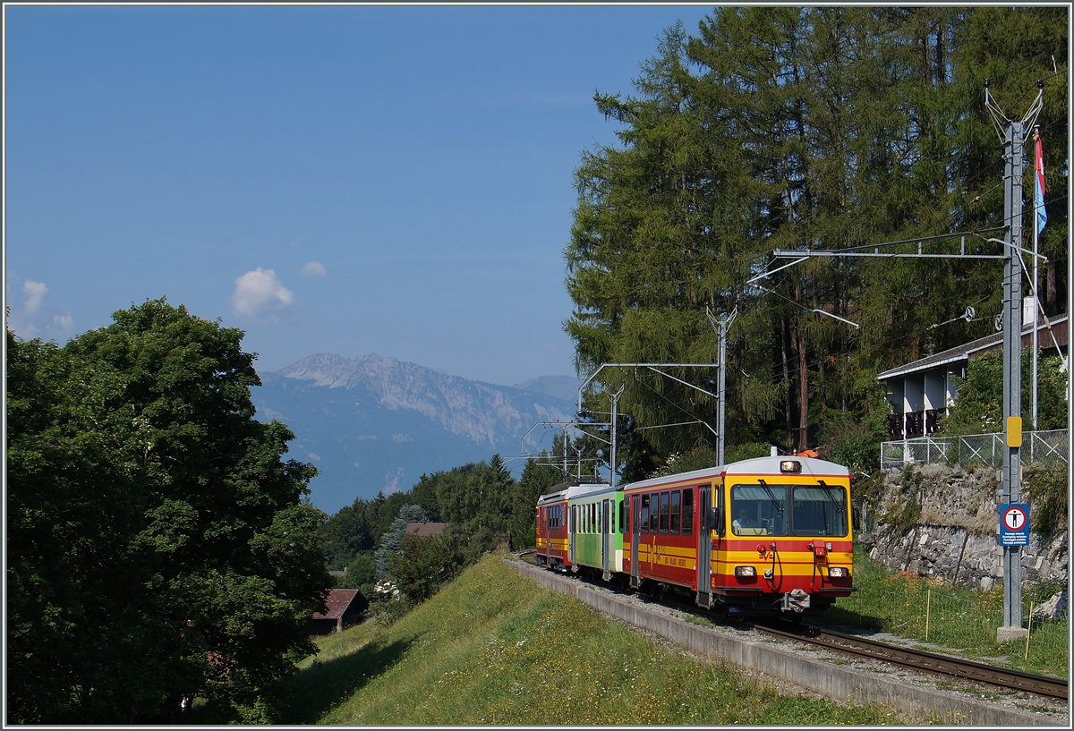 Der BVB Regionalzug AOMC Regionalzug 30 erreicht Gryon.
12. August 2015 