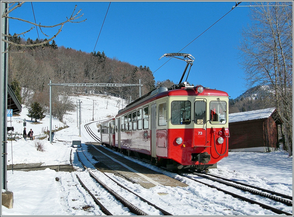 Der CEV BDe 2/4 N° 73 beim Halt in Fayaux. 
28. Jan. 2007