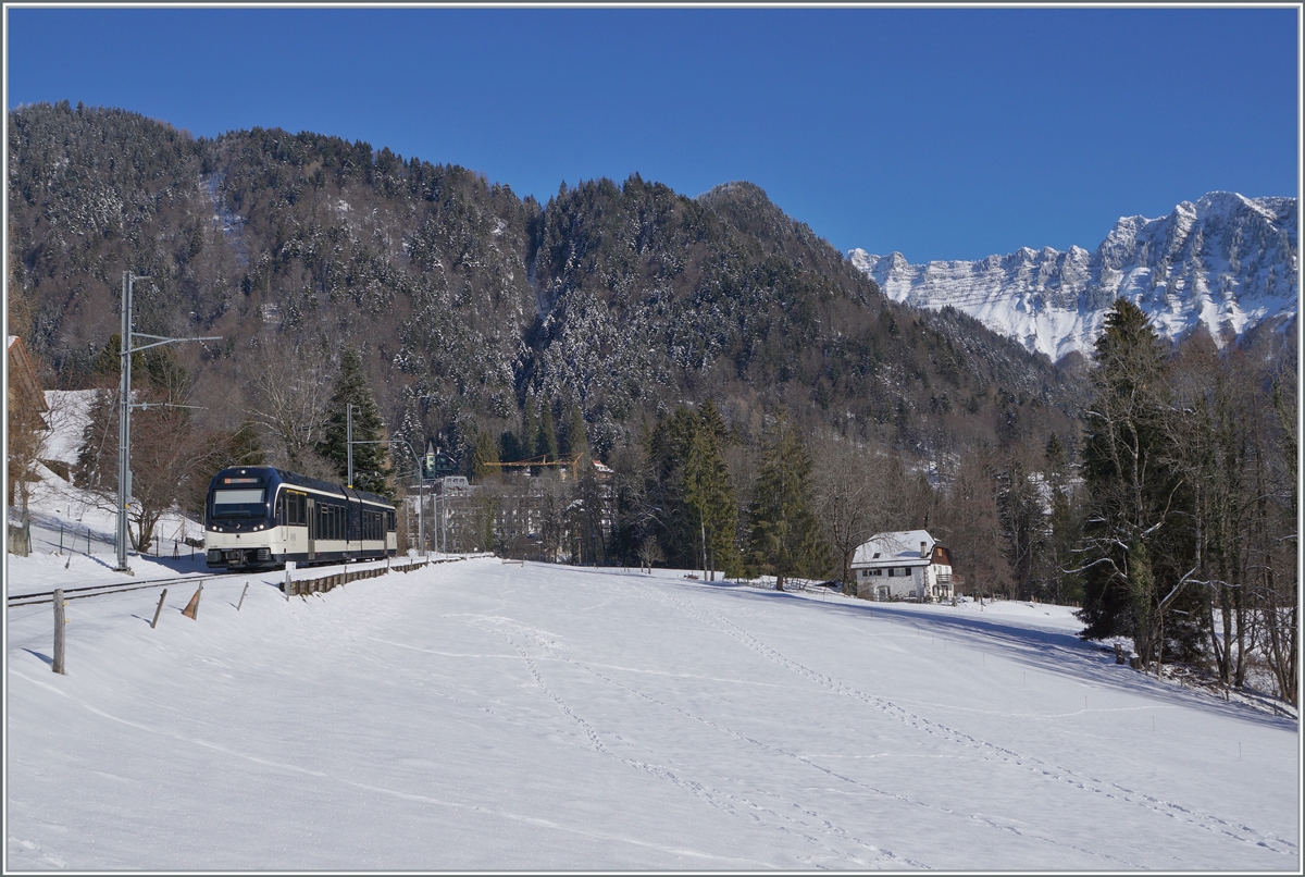 Der CEV MVR ABeh 2/6 7505 hat Les Avants verlassen und ist nun als Regionalzug auf dem Weg nach Montreux. 

11. Januar 2022