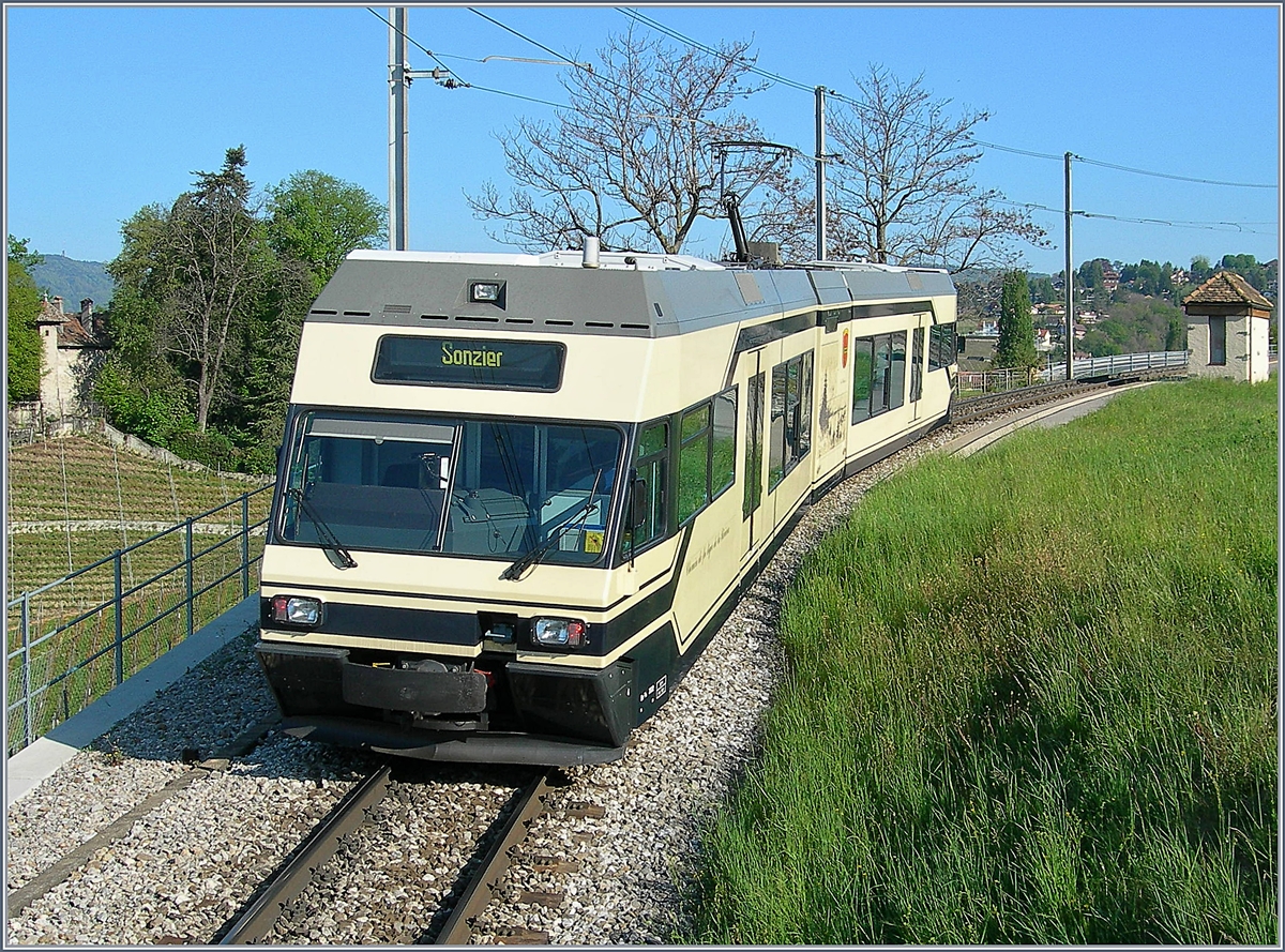 Der CEV MVR GTW Be 2/6 7002  La Chiesaz  kurz vor Châtelard VD.
22. April 2007
