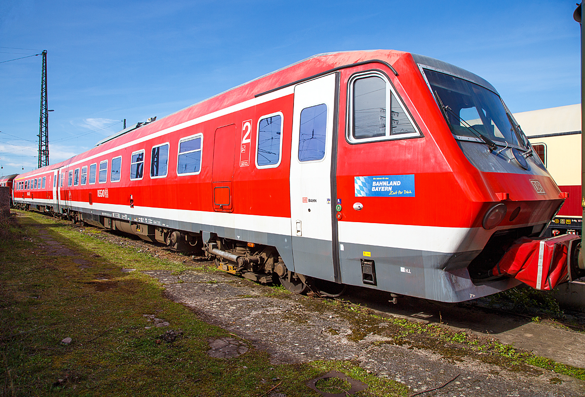 
Der DB-Pendolino bzw. zweiteilige Dieseltriebzug mit Neigetechnik 610 011-8 / 610 511-7 (9580 0 610 011-8 D-DB By / 9580 0 610 511-7 D-DB A By) am 25.03.2017 im DB Museum Koblenz-Lützel .

Für diesen Triebzug war der Generalunternehmer MAN (Maschinenfabrik Augsburg-Nürnberg), welche ihn unter den Fabriknummern 170225 (610 011) / 170226 (610 511) gebaut hat.

Die Baureihe 610 bezeichnet zweiteilige diesel-elektrische Triebzüge mit Neigetechnik der Deutschen Bahn, die von der Deutschen Bundesbahn beschafft wurden und in Deutschland als Pendolino bekannt sind. Diese fuhren in Bayern, da der Freistaat Bayern Fördermittel für die Streckenertüchtigung und die Fahrzeuge gegebenen hatte.

Die Deutsche Bundesbahn sah sich nach einem schleichenden Passagierrückgang im fränkischen Regionalverkehr veranlasst, Gegenmaßnahmen zur Attraktivitätssteigerung des Regionalverkehrs einzuleiten. Da die vorhandenen Gleisanlagen keine höheren Geschwindigkeiten zuließen und ein Ausbau ebendieser den finanziellen Rahmen gesprengt hätte, intensivierte man die Bemühungen, einen neigefähigen Nahverkehrstriebwagen zu entwickeln. Die DB beauftragte hierzu MAN als Konsortialführer für den wagenbaulichen Teil (gemeinsam mit DUEWAG und MBB), Siemens als Konsortialführer für den elektrischen Teil (gemeinsam mit ABB und AEG). Die Drehgestelle und die Neigetechnik lieferte das Unternehmen Fiat, das bereits seit den 60er Jahren unter dem Markennamen Pendolino in großen Stückzahlen Triebwagen mit Neigetechnik gebaut hatte. Von der Baureihe wurden 20 Stück, in zwei Serien von jeweils 10 stück, gebaut.

Die Triebwagen kamen 1992 in den Dienst und bewährten sich im Einsatz. Die Inbetriebnahme erfolgte ohne größeren Erprobungen, der erste Triebwagen wurde am 13. April 1992 an die DB ausgeliefert, zum Fahrplanwechsel am 31. Mai wurde der Betrieb mit zehn Zügen aufgenommen. Im Jahr 2000 mussten sie auf Anordnung des Eisenbahnbundesamtes für ein Jahr stillgelegt werden, weil Risse an der Aufhängung der Schlingerdämpfer auftraten. Nach der Sanierung der betroffenen Bauteile wurden die Züge ab 2001 wieder erfolgreich eingesetzt.
Im Mai 2007, also 15 Jahre nach Betriebsaufnahme, hatte die 610-Flotte bereits 70 Mio. Kilometer zurückgelegt.

Zum Fahrplanwechsel im Dezember 2014 wurde die Baureihe 610 bei der DB außer Dienst gestellt. Auch der weitere Einsatz der Triebwagen bei der DB-Tochter Arriva CZ in Tschechien ist gescheitert.

Zweck der Neigetechnik ist, die Reisegeschwindigkeit auf kurvenreichen Strecken zu erhöhen. Durch den Einsatz der Neigetechnik wird bei der Kurvenfahrt die Seitenbeschleunigung im Wagenkasten verringert. Somit kann eine Kurve schneller als ohne Neigetechnik durchfahren werden und trotzdem die höchstzulässige Seitenbeschleunigung im Wagenkasten eingehalten werden. Fiat baute in die Wagen Gyroskope (Kreisel) ein, mit denen Hydraulikzylinder angesteuert werden. Die Neigung der freischwingend aufgehängten Wagenkästen beträgt gleisbogenabhängig maximal 8°.

Die Baureihe 610 besitzt zwei wassergekühlte MTU-V12-Zylinder-Dieselmotoren vom Typ MTU TU 12V 183 TD 12, mit einer Leistung von jeweils 485 kW aus zwölf Zylindern. Diese Dieselmotoren treiben Drehstromsynchrongeneratoren an. Weiter werden über einen Gleichrichter und einen GTO-Pulswechselrichter drei Drehstromfahrmotoren angetrieben. Diese übertragen ihr Drehmoment jeweils über eine Gelenkwelle zur innenliegenden Achse eines von drei Drehgestellen. Das vierte Drehgestell ist antriebslos.

Technische Daten:
Spurweite: 1.435 mm (Normalspur)
Achsformel: 2’(A1)+(1A)(A1)
Länge über Kupplung: 51.750 mm
Breite: 2,852 mm
Drehzapfenabstand: 17.500 mm
Achsabstand im Drehgestell: 2.450mm
Dienstgewicht: 95,35 t
Höchstgeschwindigkeit: 160 km/h
Installierte Leistung: 2 x 485kW (660PS) = 970kW (1320PS)
Raddurchmesser: 890 mm
Motorentyp: wassergekühlte MTU-Dieselmotoren (TU 12V 183 TD 12)
Leistungsübertragung: elektrisch
Tankinhalt: 2 × 1000 l
Kupplungstyp: Scharfenberg
Sitzplätze: 136
Beteiligte Hersteller: Duewag, MAN, MBB, FIAT, ABB, AEG, SSW