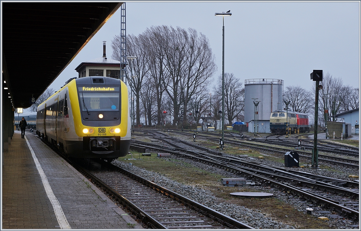 Der DB VT 612 009 wartet in Lindau auf die Abfahrt nach Friedrichshafen. 
Im Hintergrund stehen die 218 460-4 und 419-0. 


15. März 2019