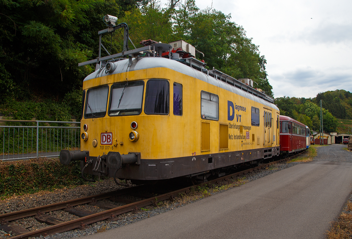 Der Diagnose VT Oberleitungsmesswagen 701 017-6 (99 80 9263 002-4 D-DB) der DB Netz Instandhaltung, ex DB Karlsruhe 6213 ist am 03.08.2020 in Linz am Rhein abgestellt. Nach meiner Vermutung (da er hier steht) ist er an die Eifelbahn Verkehrsgesellschaft mbH (EVG) verkauft.

Das Fahrzeug wurde 1959 von der Waggon- und Maschinenbau GmbH in Donauwörth (WMD) unter der Fabriknummer 1363 und als Turmtriebwagen Karlsruhe 6213 an die Deutsche Bundesbahn geliefert. Zum 01.01.1968 erfolgte die Umzeichnung in DB 701 017-6. Der Umbau zum Diagnose VT erfolgte 1998. U.a. wurde die Arbeitsbühne entfernt und erhielt einen zweiten Stromabnehmer auf dem Dach. Die Diagnose VT werden zur Inspektion der Oberleitung eingesetzt, sollen aber aufgrund der geringen Höchstgeschwindigkeit von 90 km/h zeitnah ausgemustert werden.
