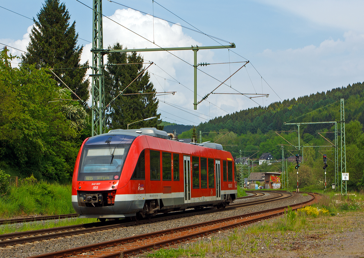 
Der Dieseltriebwagen 640 007-1 (95 80 0640 007-1 D-DB Abp) ein Alstom Coradia LINT 27 der DreiLänderBahn als RB 95   Sieg-Dill-Bahn   (Au/Sieg - Siegen -D illenburg), fährt am 01.05.2014 von Bf Brachbach weiter in Richtung Siegen.