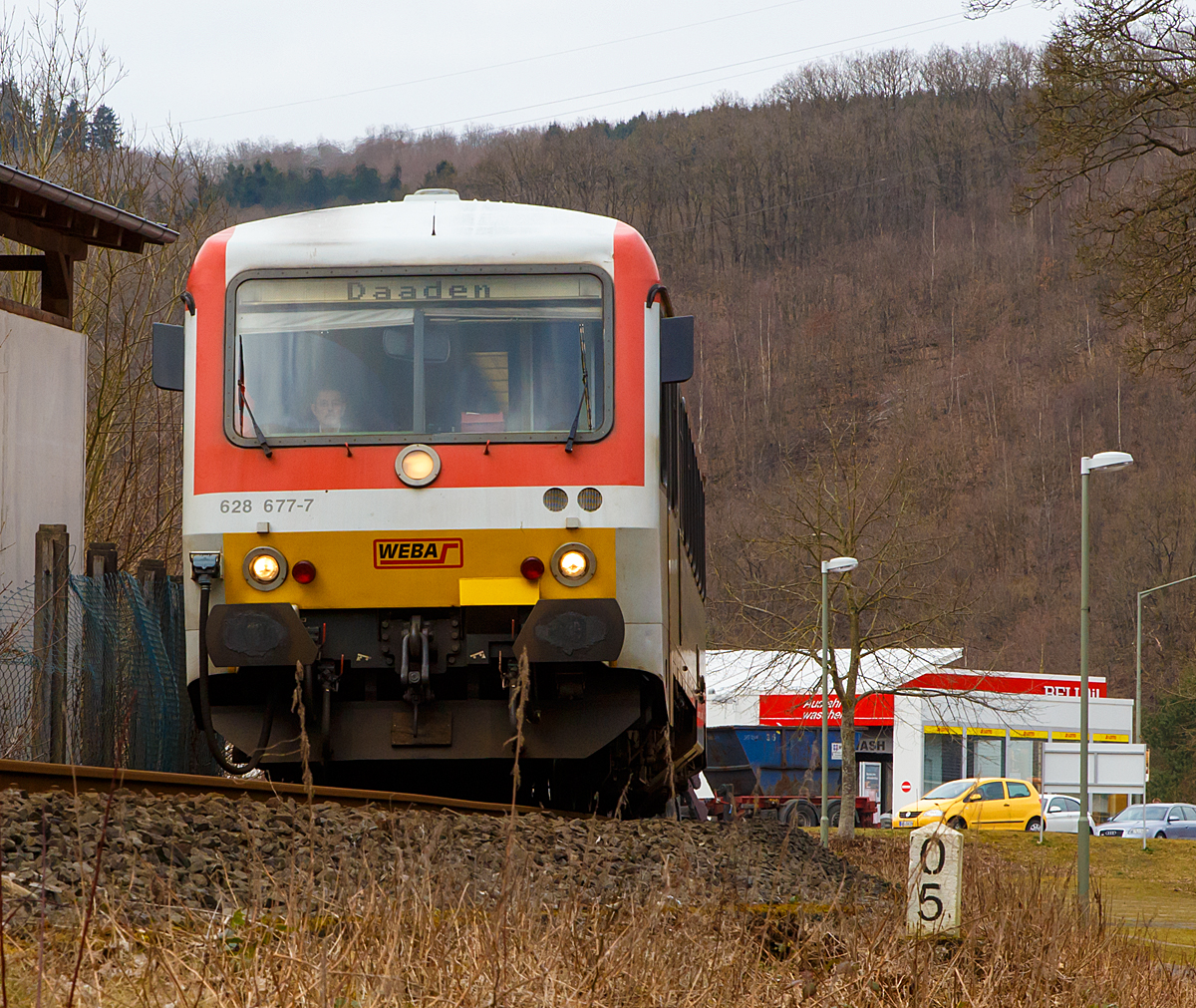 
Der Dieseltriebzug 628 677-7 / 928 677-4 der Westerwaldbahn (WEBA) fährt am 06.03.2015 vom Haltepunkt Alsdorf nun weiter in Richtung Daaden. Er befährt die 10 km lange Daadetalbahn (KBS 463) als RB 97  Daadetalbahn  von Betzdorf/Sieg nach Daaden, hier bei km 0,5.