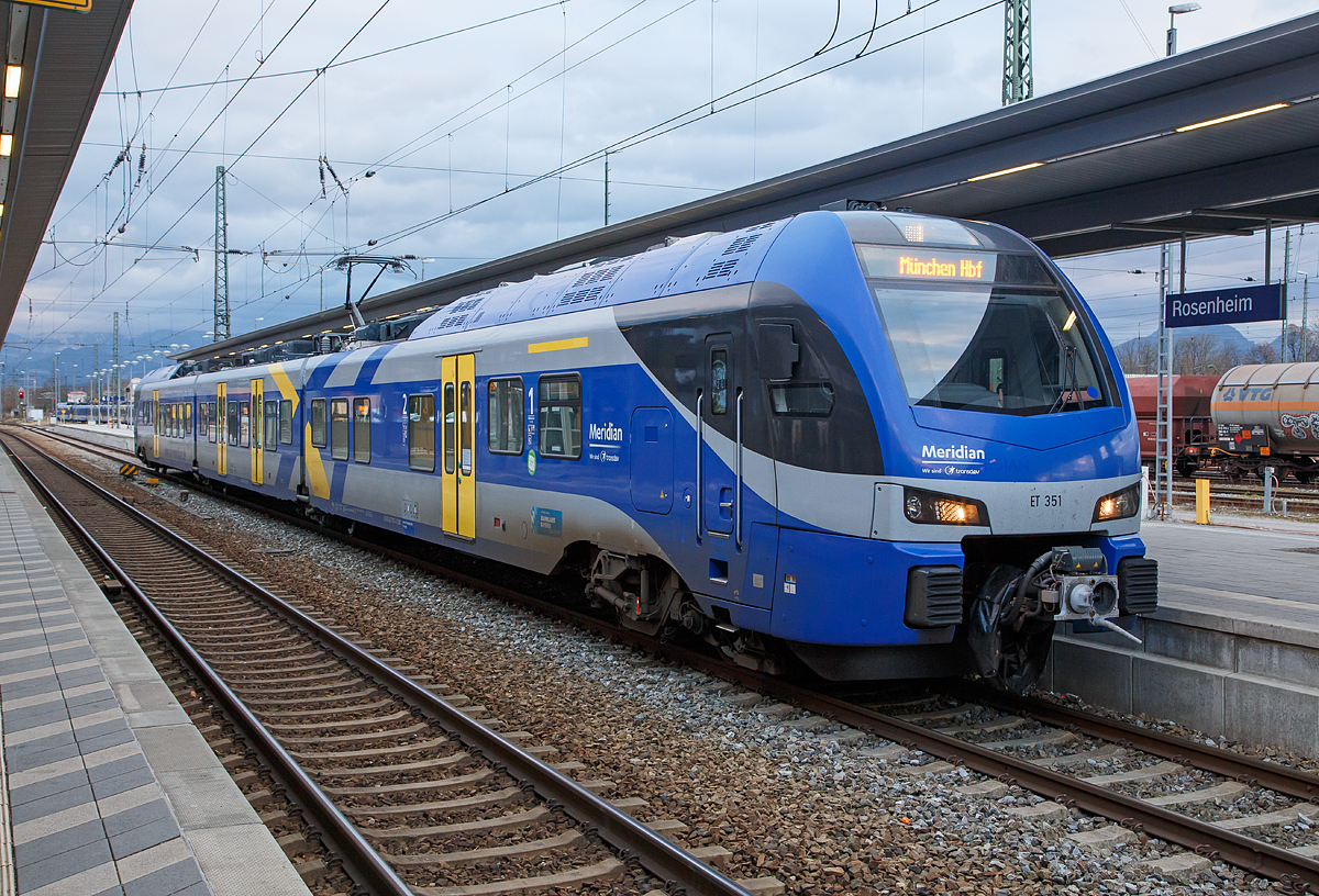 Der dreiteilige Stadler FLIRT 3 - der Meridian ET 351 f�hrt am 27.12.2016 als M (nach M�nchen Hbf) in dem Bahnhof Rosenheim ein.  D

er Triebzug besteht aus den Einheiten 94 80 1427 001-1 D-BOBY / 94 80 1827 001-7 D-BOBY / 94 80 1427 501-0 D-BOBY und wurde 2013 von Stadler Pankow GmbH in Berlin unter den Fabriknummern 39390 bis 39393 gebaut. 

Meridian ist eine Marke f�r ein Nahverkehrs-Zugangebot der zu der Transdev GmbH geh�rigen Bayerischen Oberlandbahn GmbH (BOB).