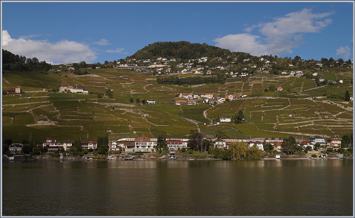 Der EC 34, ein FS ETR 610, von Milano nach Genève unterwegs versteckt sich bei der Durchfahrt in Villette hinter den Häusern des kleine Ortes im Lavaux. 

1. Okt. 2019