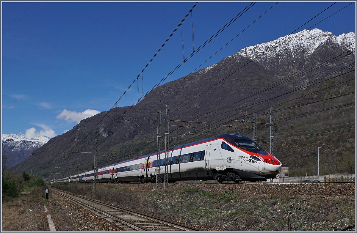 Der EC 52 von Milano Centrale nach Frankfurt am Main Hbf kurz vor Premosello, einer der beiden RABe 503 verkehrt dabei nur bis Basel SBB. 
8. April 2019