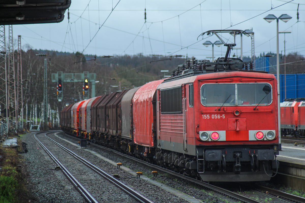 Der erwähnte Nachschuss der 155 056-5, welche einst noch in Seddin beheimatet war, schiebt hier den Coilzug in Richtung Kreuztal Gbf nach.

(Ja, das Bild ist gerade :D )