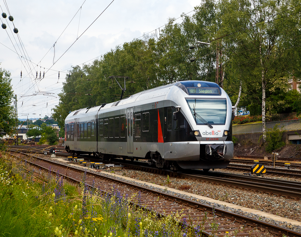
Der ET 22 2106  Siegen  (94 80 0426 105-3 D-ABRN / 94 80 0826 105-9 D-ABRN), ex ET 22 006, ein 2-teiliger Stadler Flirt EMU 2 bzw. BR 0426.1 der Abellio Rail NRW fährt am 16.06.2015 von Kreuztal weiter in Richtung Siegen. Er fährt als RB 91  Ruhr-Sieg-Bahn  die Strecke Hagen-Siegen.